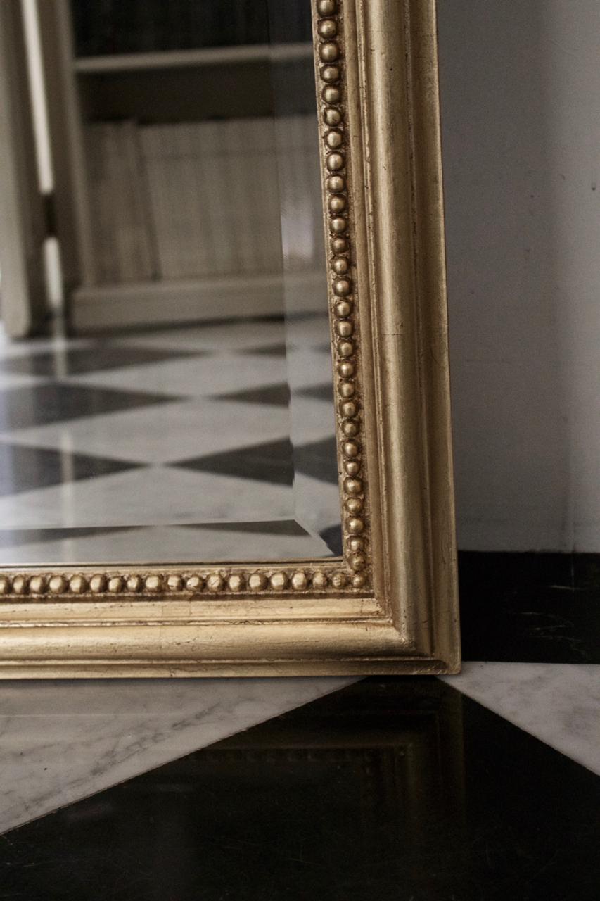 XXIe siècle et contemporain Miroir en bois sculpté à la main et doré en vente