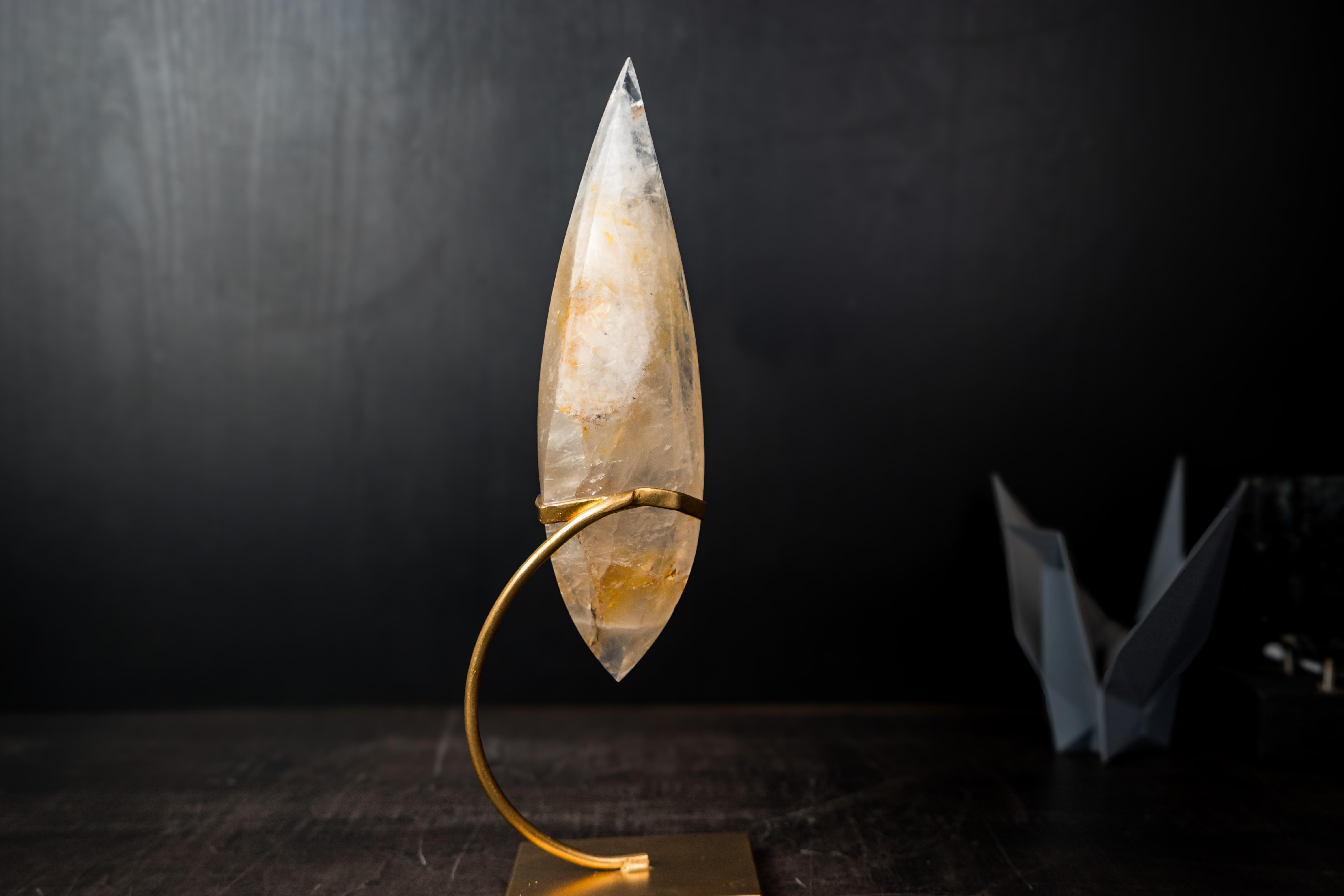 Zarte goldene Heiler Quarzkristall Flammenskulptur

▫️ Beschreibung

Mit ihrer warmen Ästhetik und den zarten Linien, die durch fachmännische Handwerkskunst geschaffen wurden, zieht diese exquisite Flammenskulptur Golden Healer (Hematoid Quartz)