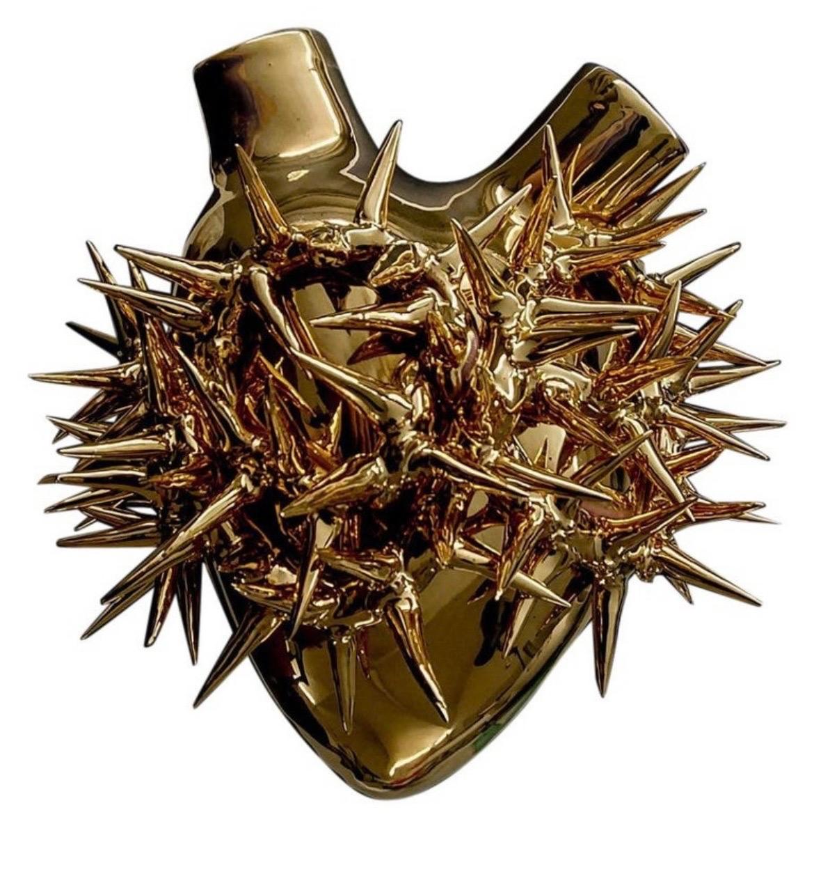 Italiano Cuore d'oro #33 con base d'appoggio in metallo. Porcellana, foglia d'oro. Fatto a mano in Italia in vendita