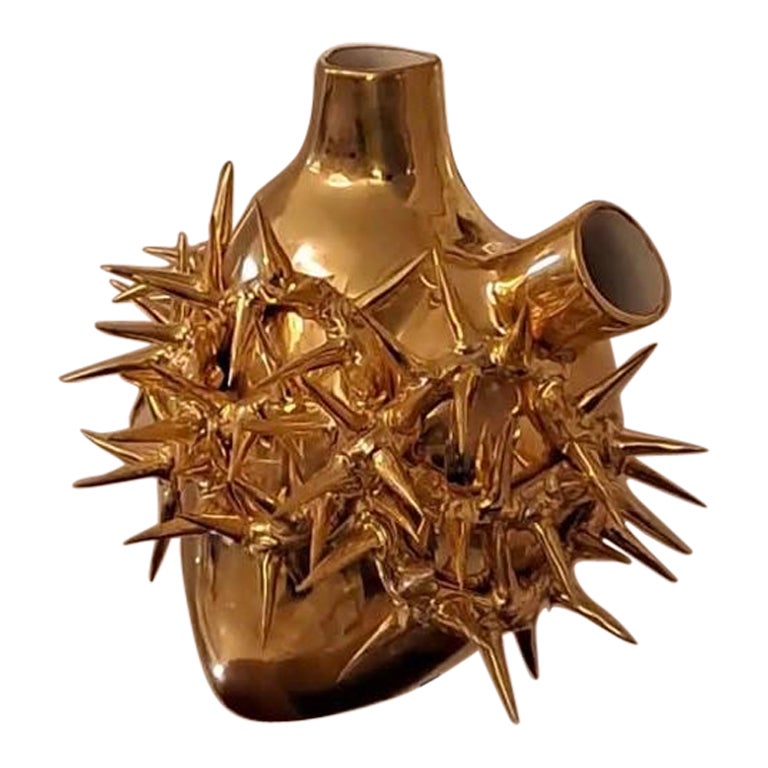 Cuore d'oro #33 con base d'appoggio in metallo. Porcellana, foglia d'oro. Fatto a mano in Italia