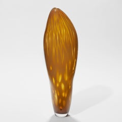 Goldener Hibiskus, mundgeblasene Vase in dunklem Bernstein/Gelb von Michèle Oberdieck