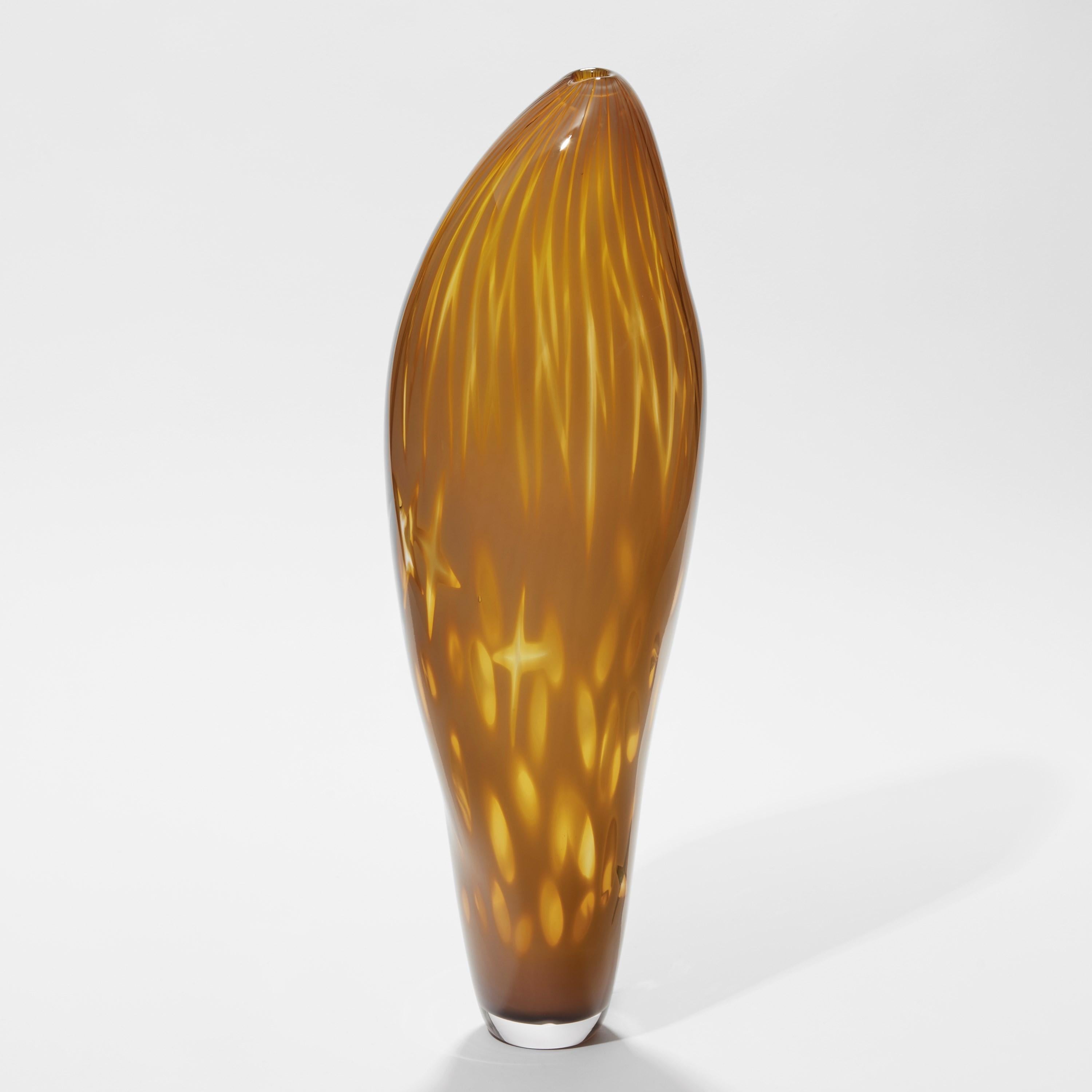 Organique  Hibiscus doré, vase soufflé à la main de Michèle Oberdieck, riche en ambre foncé / jaune en vente