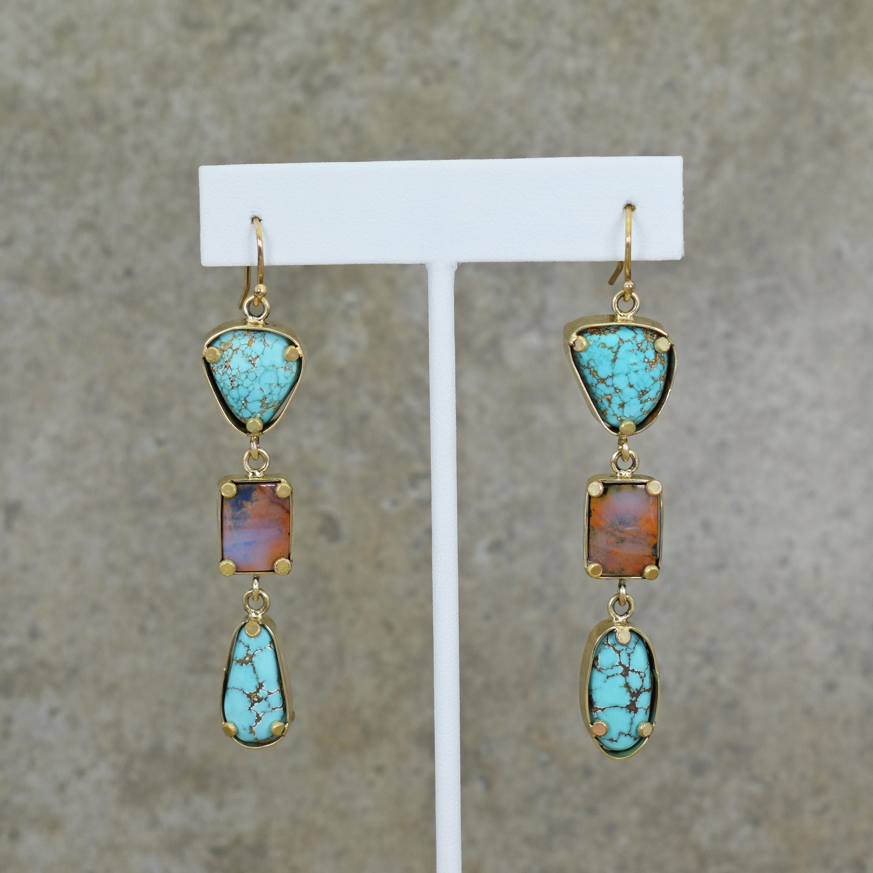 Boucles d'oreilles pendantes en or jaune 18k composées de turquoise Golden Hill du Kazakhstan et d'opale Boulder d'Australie. Les boucles d'oreilles pendantes mesurent 2,88 pouces de long. Ces boucles d'oreilles pendantes contemporaines sont