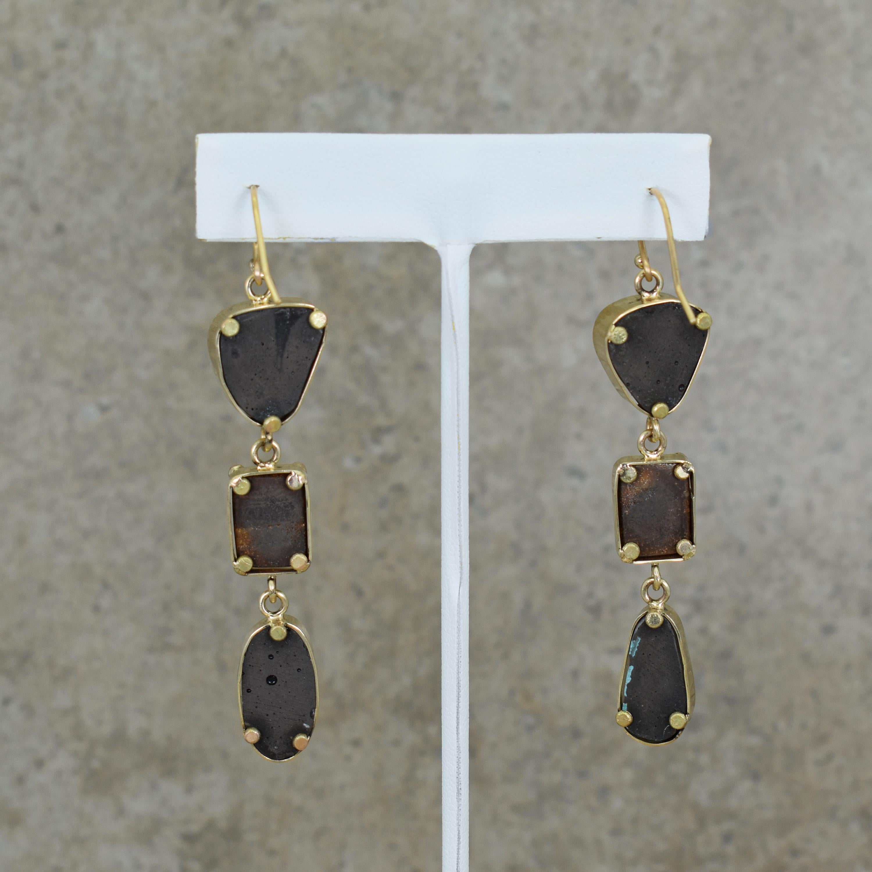 Taille cabochon Boucles d'oreilles pendantes en or 18 carats avec turquoise et opale de roche australienne en vente