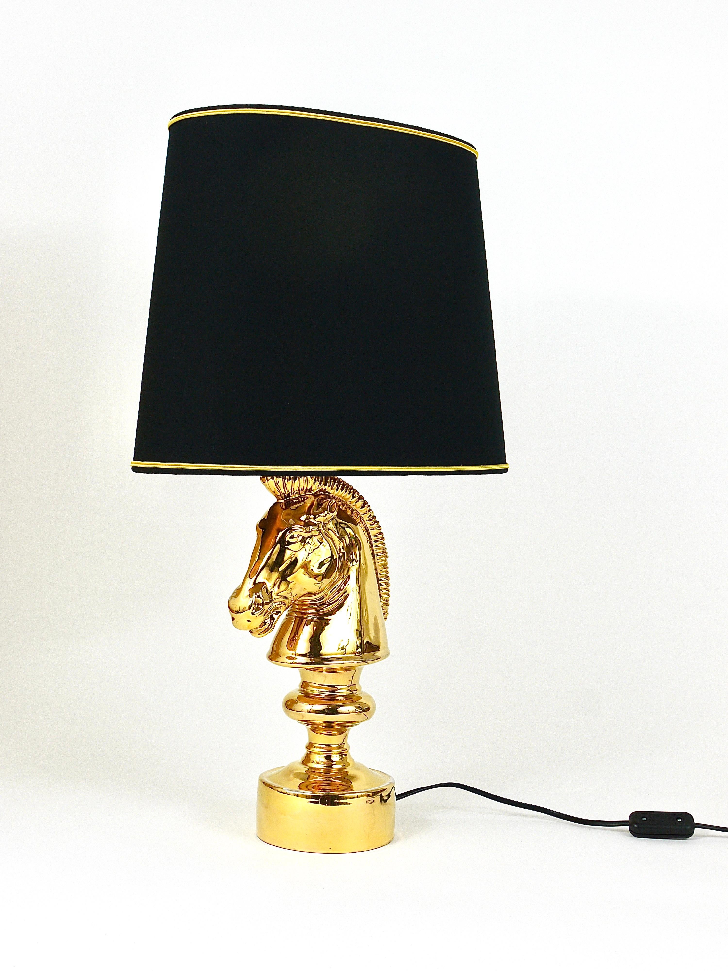 Or Lampe de table ou lampe d'appoint en sculpture de cheval de style Hollywood Regency dorée, Italie, 1970 en vente