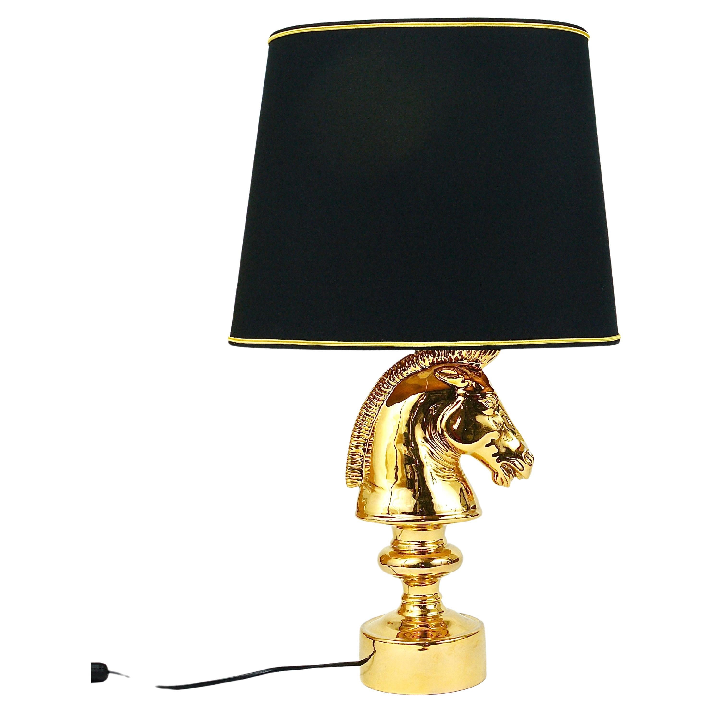 Lámpara de mesa o auxiliar con escultura de caballo Golden Hollywood Regency, Italia, años 70