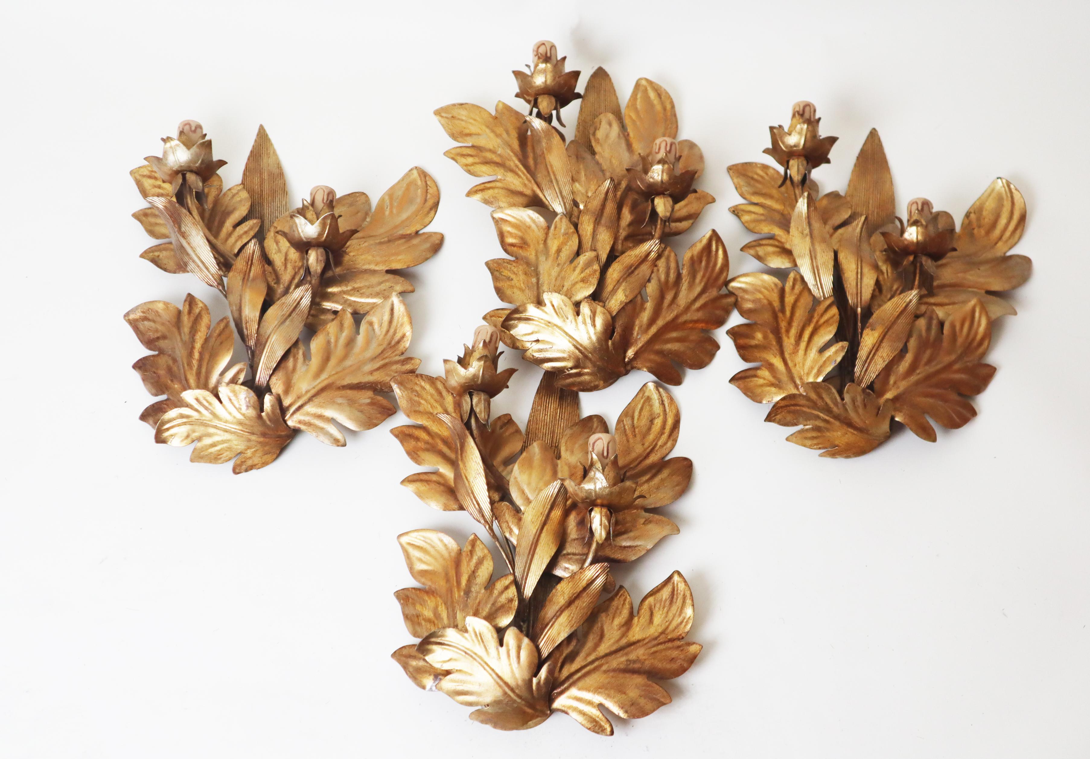 Queste graziose applique a forma di foglia di palma sono un classico esempio di eleganza e lusso senza tempo degli anni Sessanta. Sono davvero entusiasta di mostrarti queste bellissime applique. Provengono da una bella villa antica e sono state