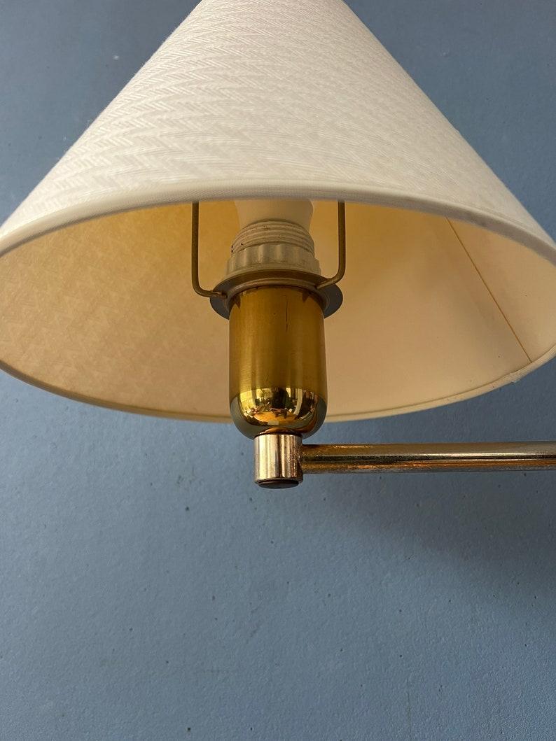 Lámpara de pared de brazo oscilante Golden Hollywood Regency con pantalla beige, años 70 en Excelente estado para la venta en ROTTERDAM, ZH
