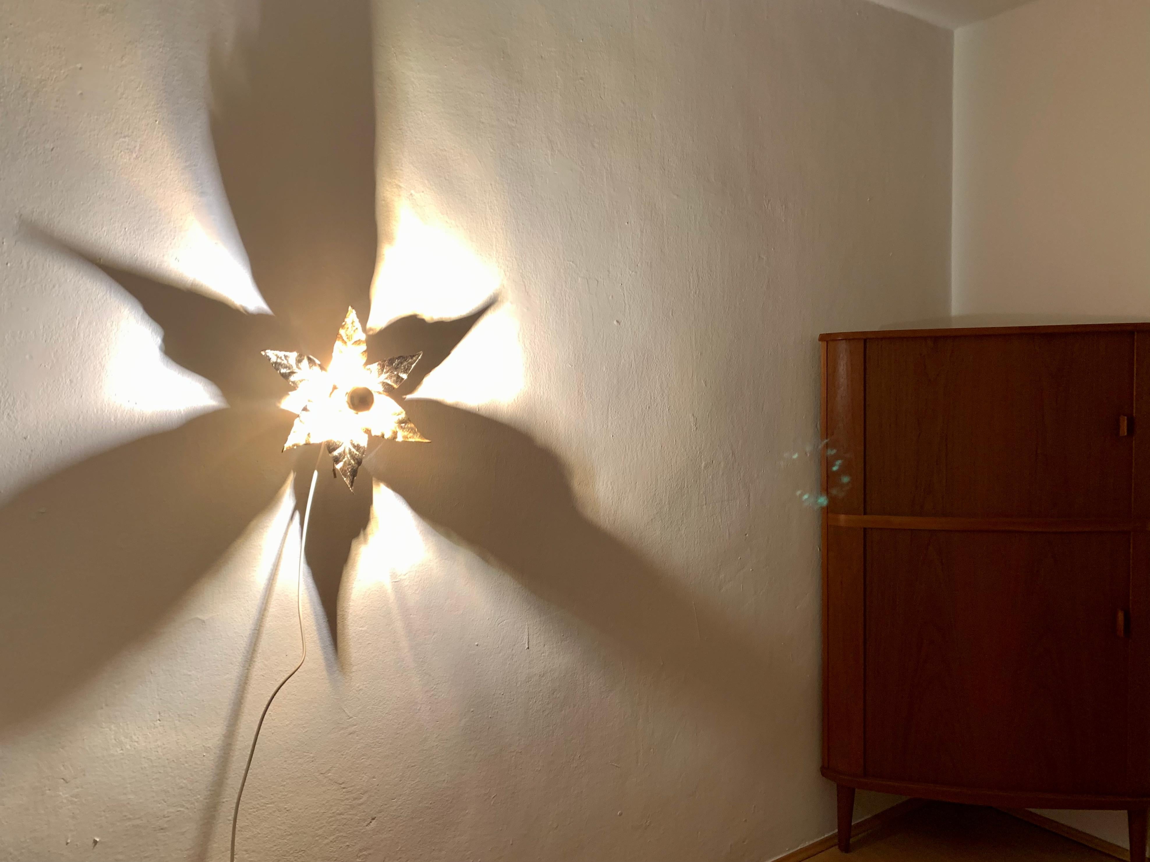 Lámpara de pared Golden Hollywood Regency de Willy Daro para Massive en venta 3