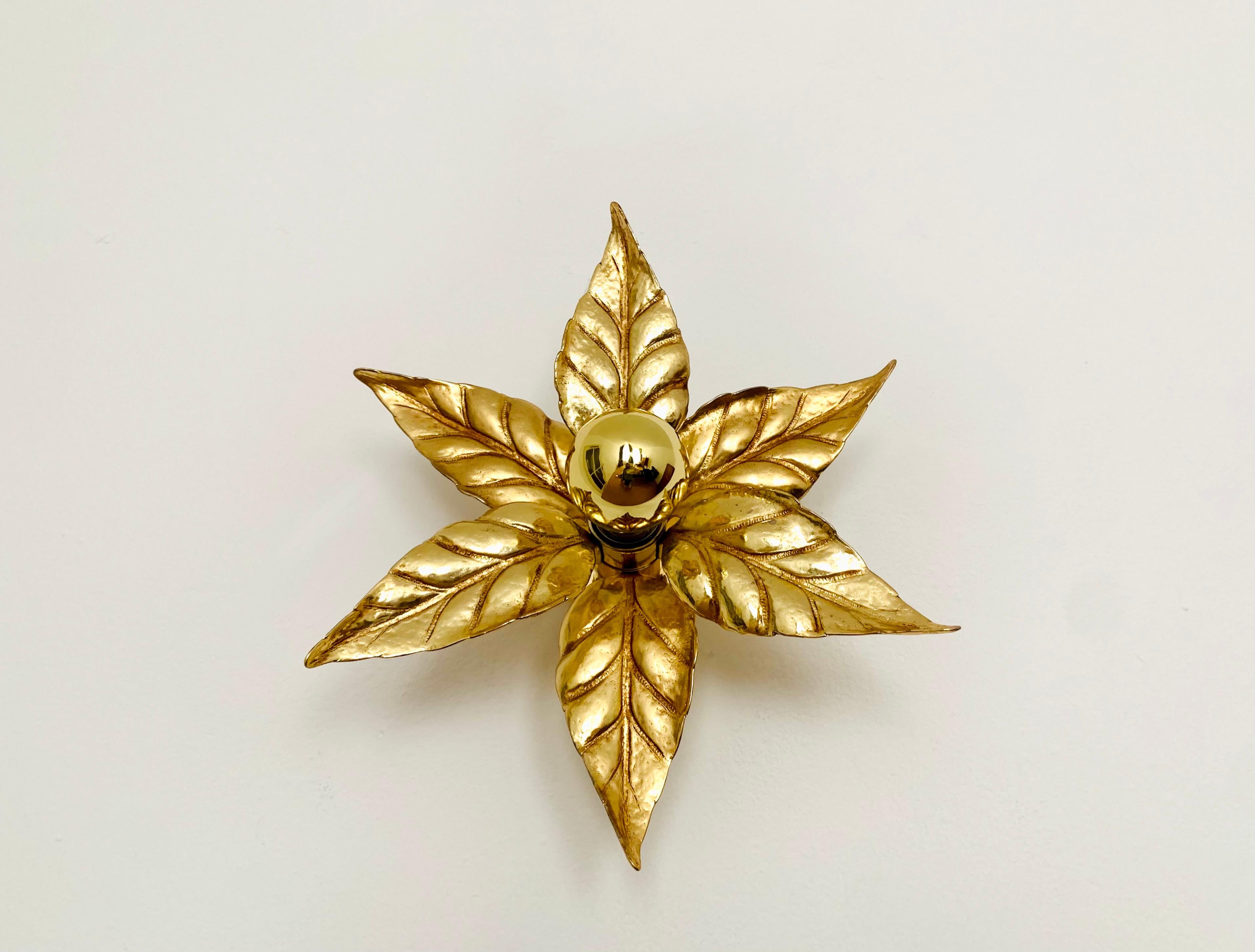 Exceptionally decorative floral wall lamp from the 1960s.
Great design and very solid workmanship.
The leaves create a spectacular light.

Design: Willy Daro
Manufacturer: Massive

Condition:

Very good vintage condition with slight signs
