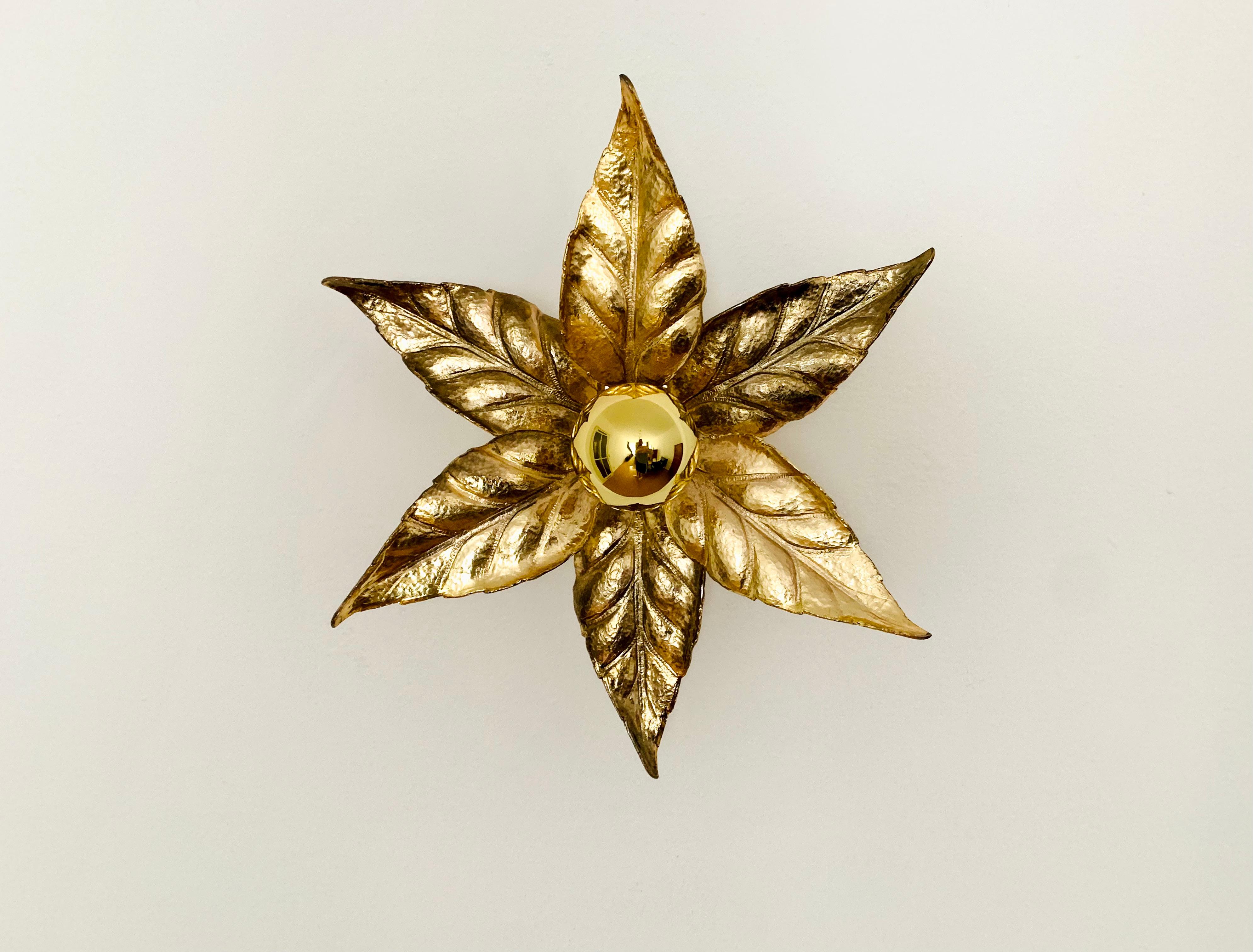 Exceptionally decorative floral wall lamp from the 1960s.
Great design and very solid workmanship.
The leaves create a spectacular light.

Design: Willy Daro
Manufacturer: Massive

Condition:

Very good vintage condition with slight signs