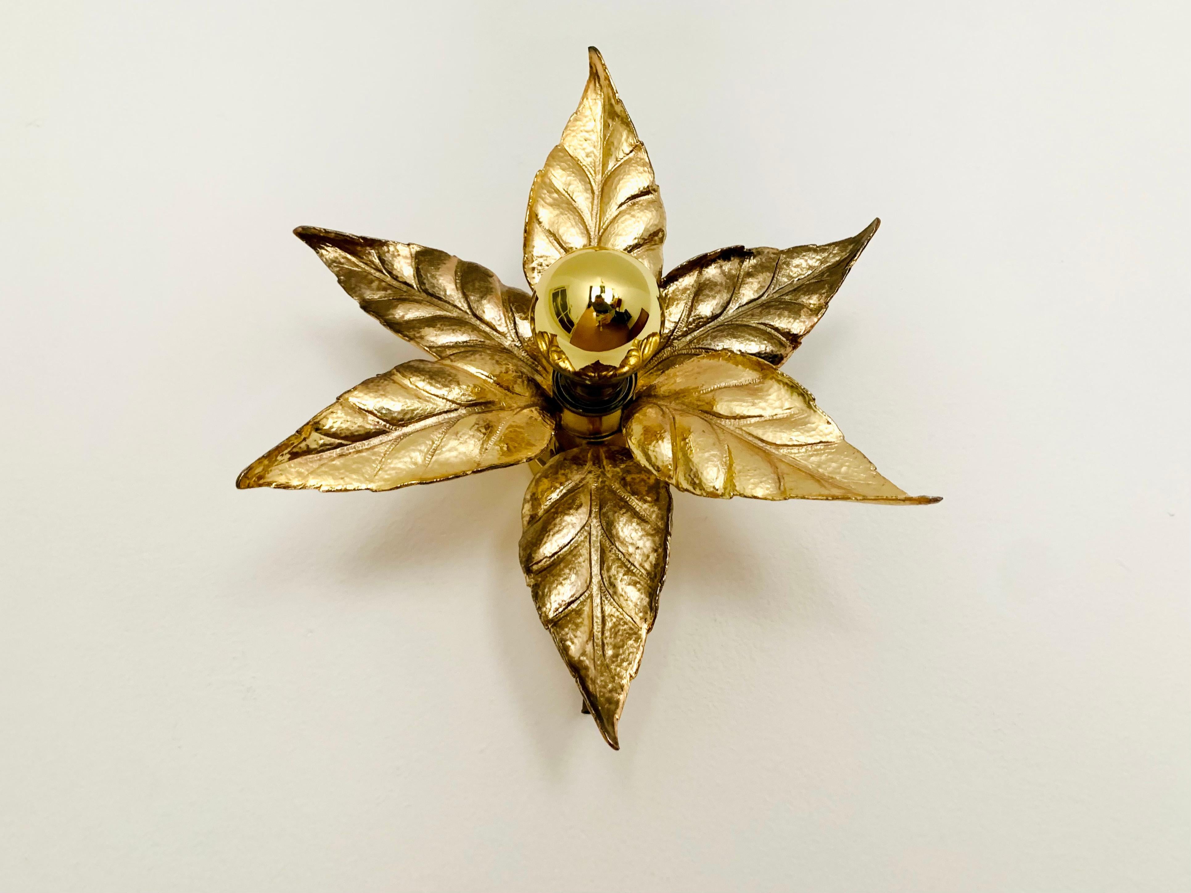 Aplique floral excepcionalmente decorativo de la década de 1960.
Gran diseño y mano de obra muy sólida.
Las hojas crean una luz espectacular.

Diseño: Willy Daro
Fabricante: Massive

Estado:

Muy buen estado vintage con ligeros signos de desgaste