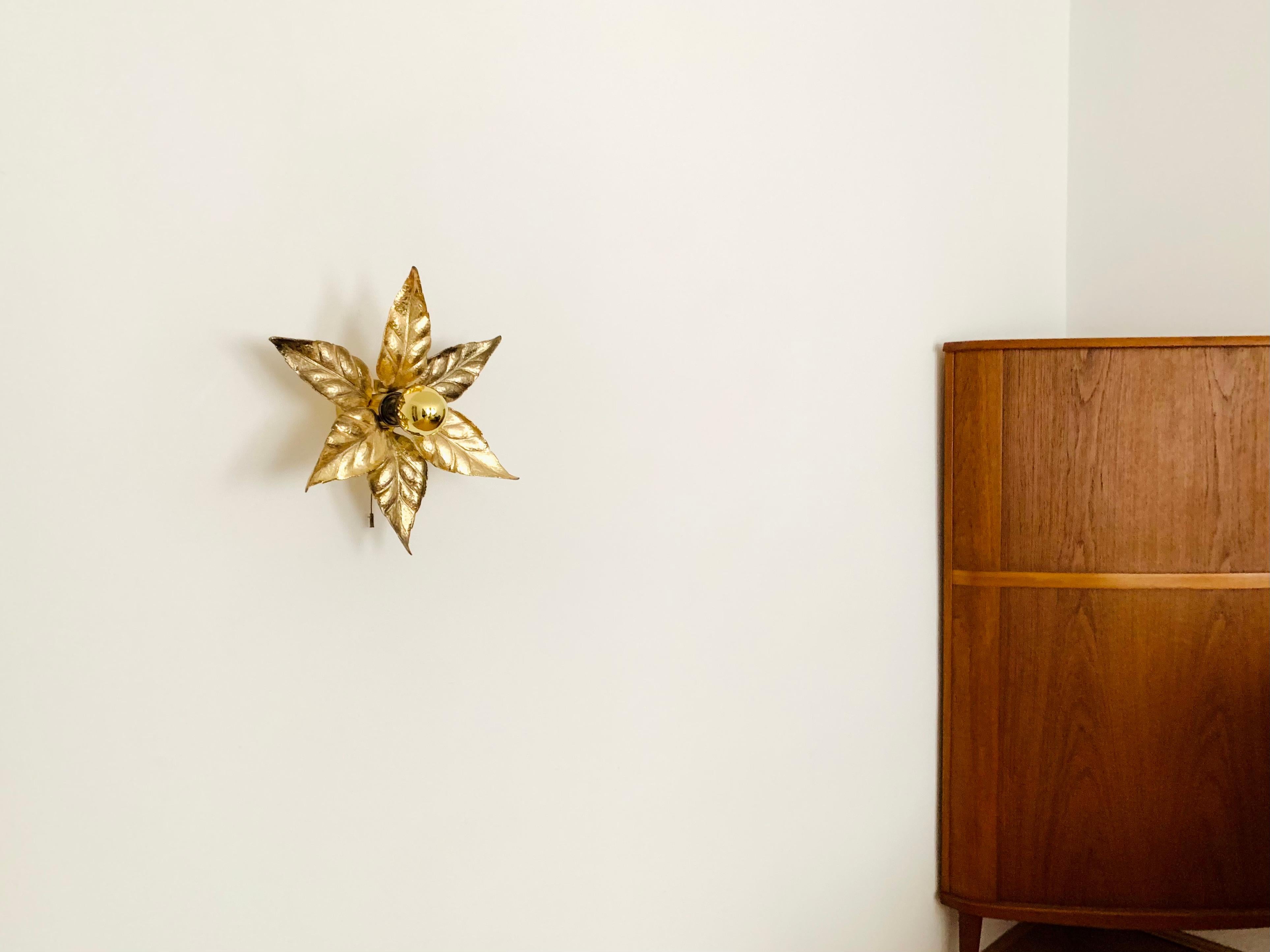 Lámpara de pared Golden Hollywood Regency de Willy Daro para Massive mediados del siglo XX en venta