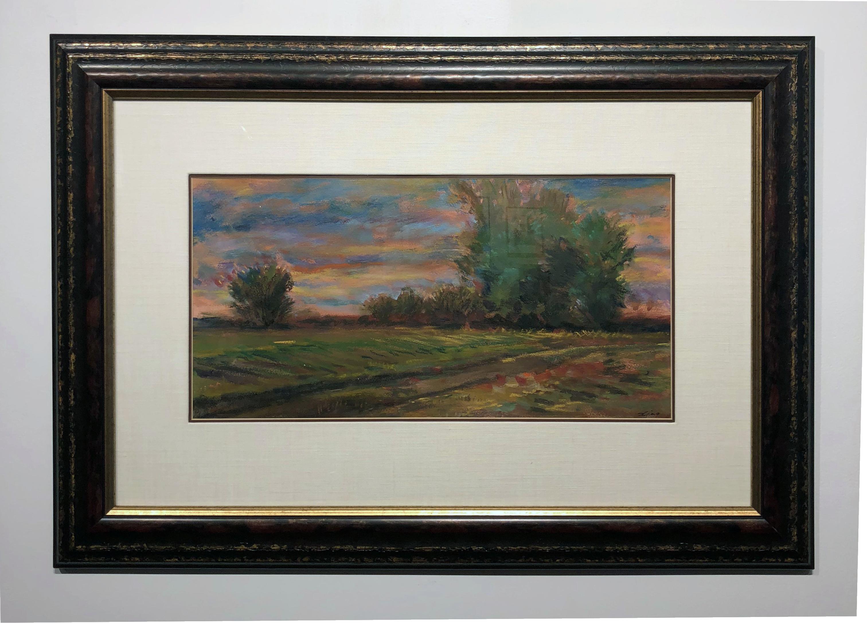Questo sereno dipinto di paesaggio impressionista raffigurante una scena rurale è stato realizzato in morbido pastello. La superficie lussureggiante si sposa perfettamente con le tonalità dorate del cielo e con la terra e gli alberi vellutati.