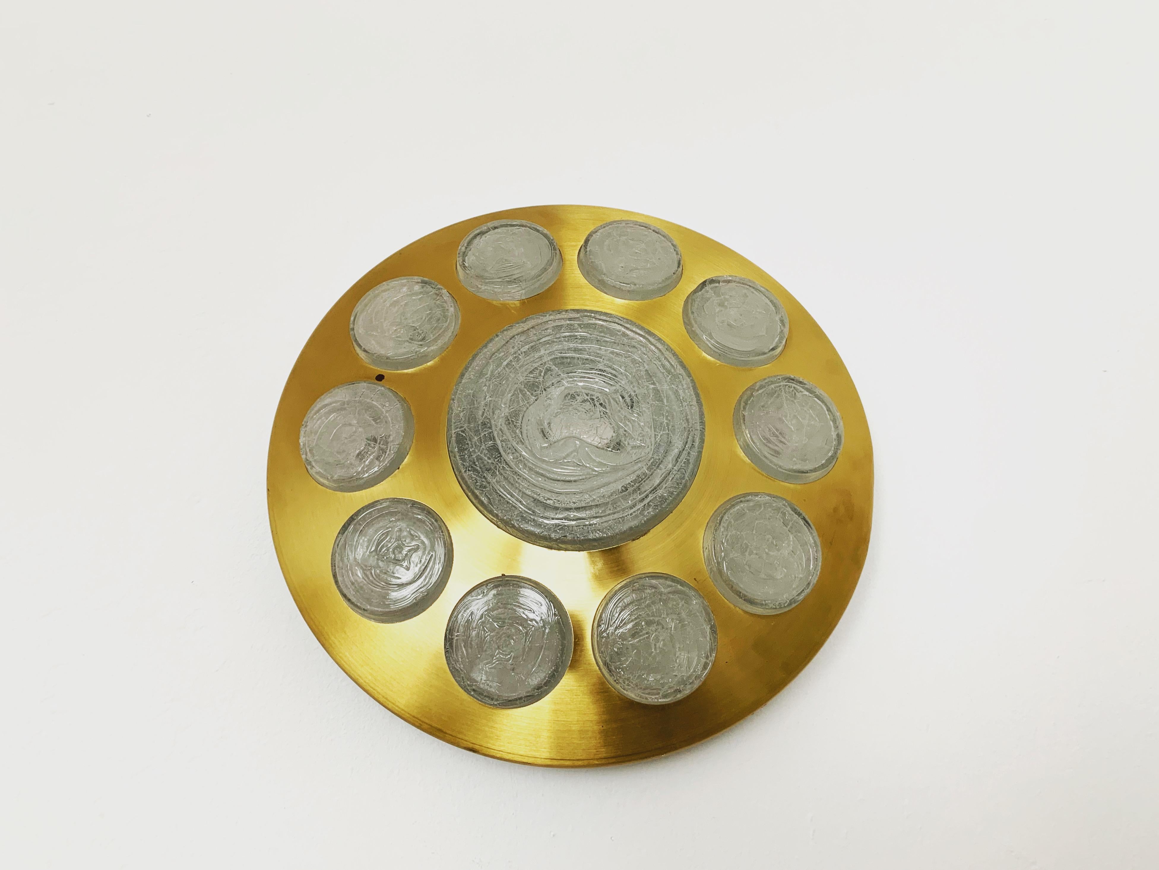 Très beau plafonnier doré de Doria.
La lampe fait un grand jeu de lumière dans la pièce et enchante par son charisme.
Merveilleux design et très haute qualité de fabrication.

Fabricant : Doria

Condit :

Très bon état vintage avec de légers signes