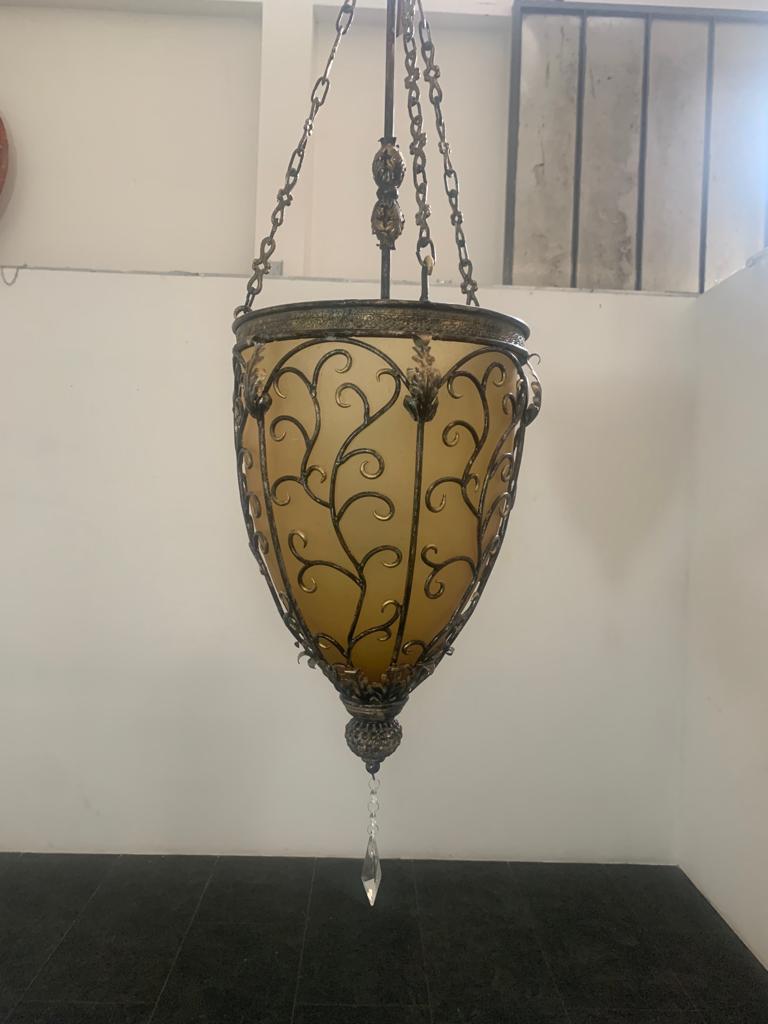 Gilt iron and yellow glass lantern dating from the 1970s. Patina due to age and use, new plant in very good overall condition. Height 145 cm x diameter 40 cm. Lantern without pendant and chain measures 62 cm. 2 available.
Packaging with bubble wrap