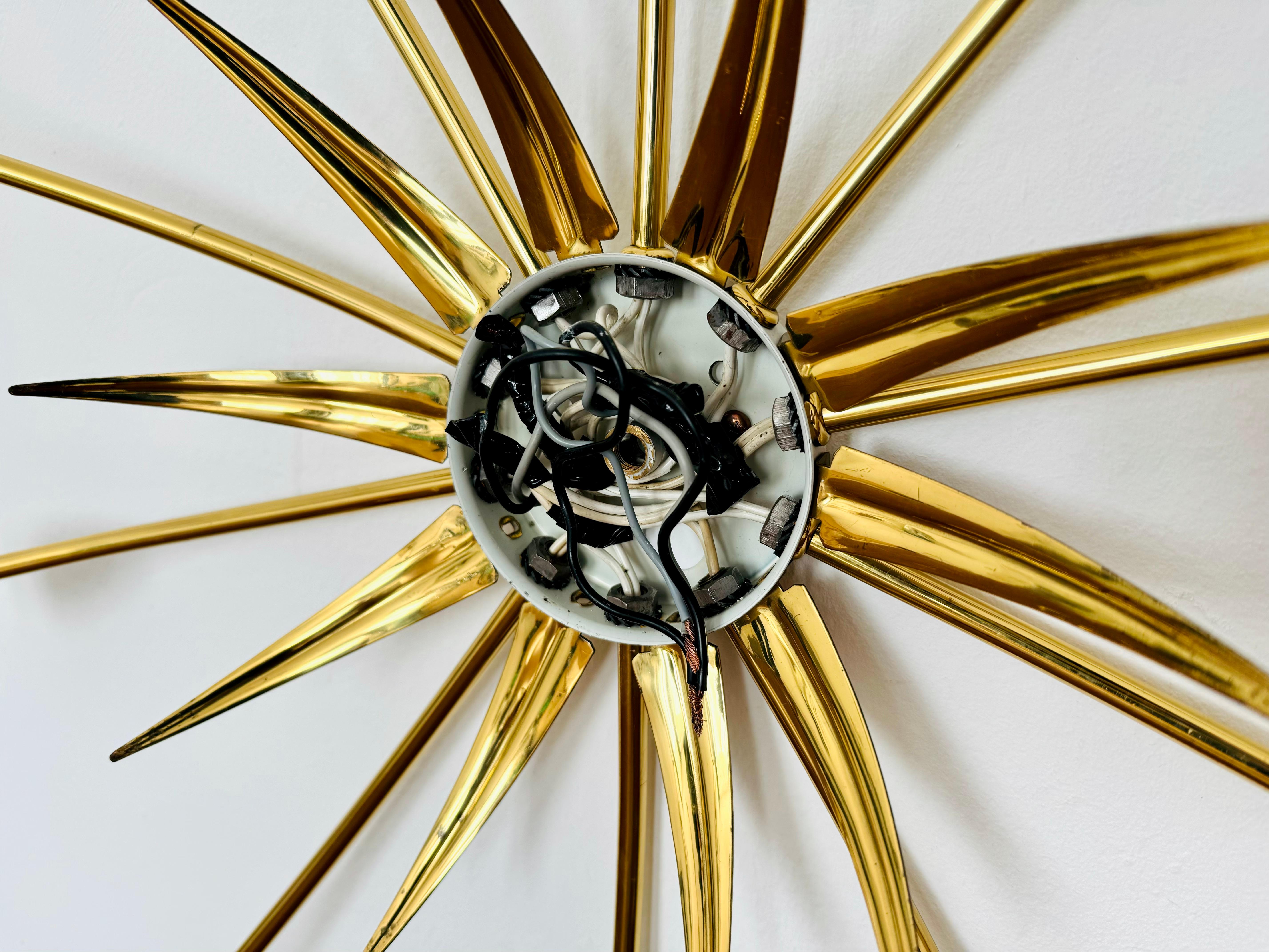 Lampe affleurante en laiton italien doré en vente 8