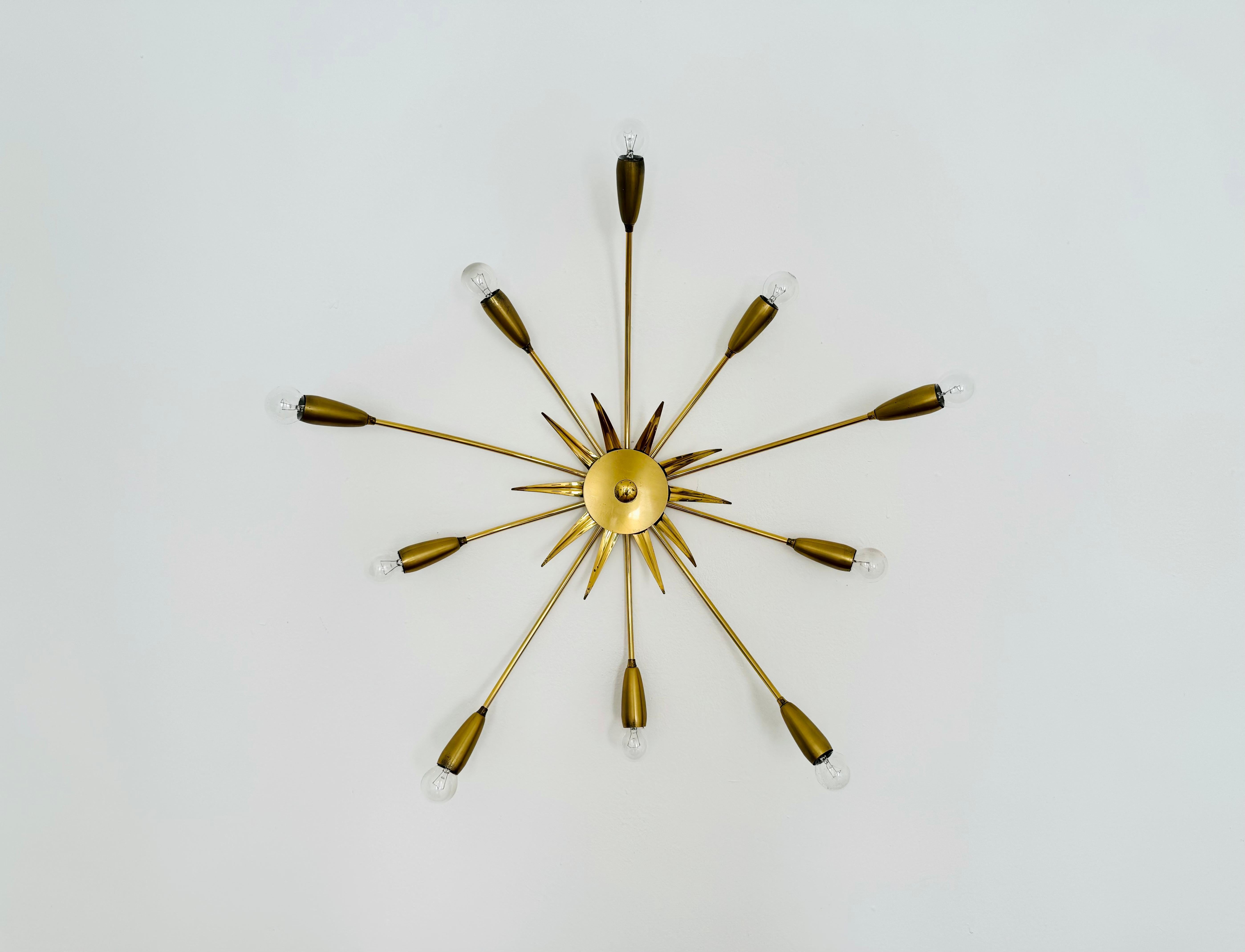 Exceptionnel plafonnier italien des années 1950.
Très décoratif et de grande qualité.
Un design magnifique et un atout pour toute maison.

Condit :

Très bon état vintage avec de légers signes d'usure dus à l'âge.
Les parties métalliques sont