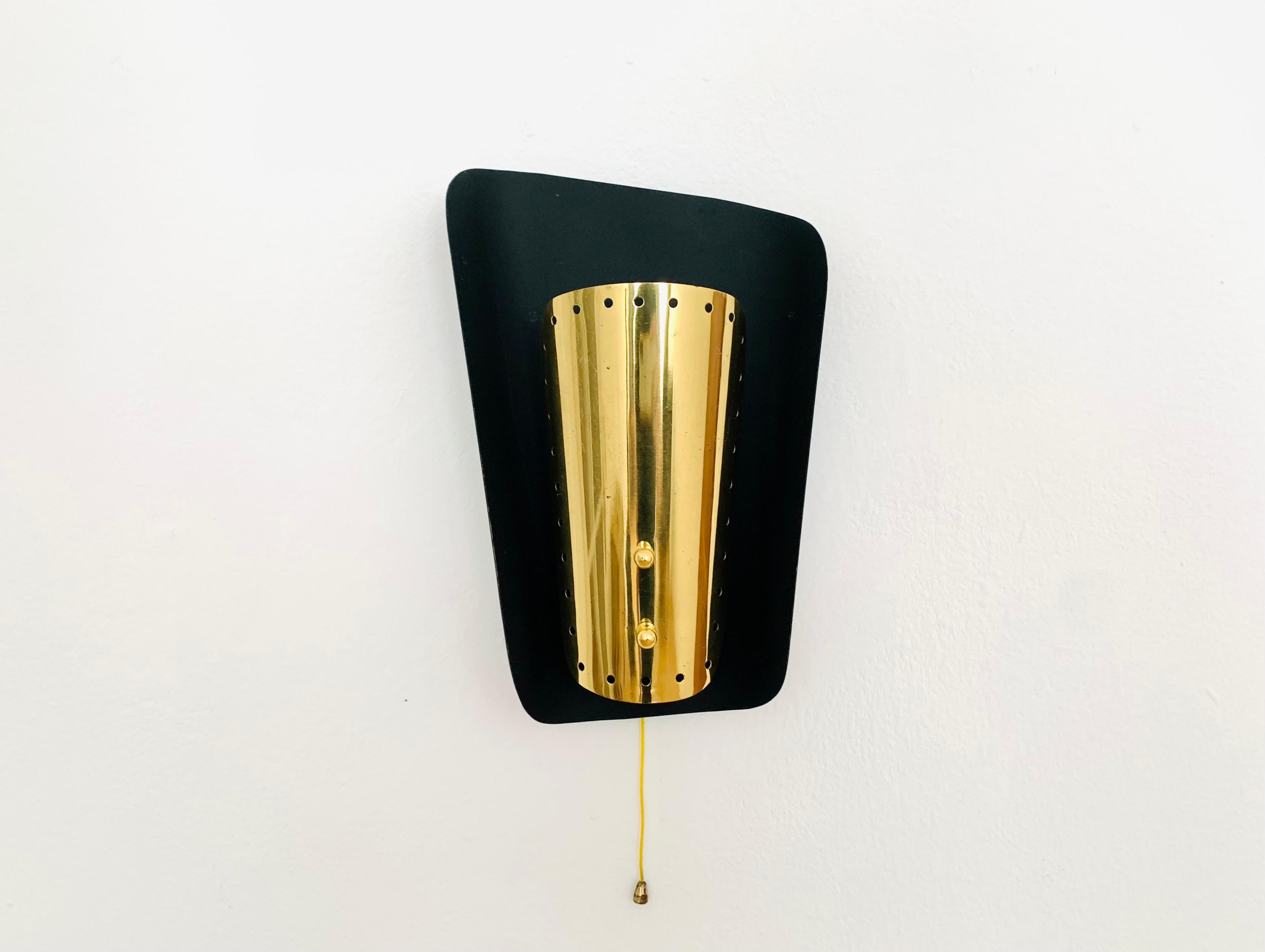 Sehr schöne italienische Wandlampe aus den 1950er Jahren.
Sehr elegante und klassische Form.
Die Löcher im goldenen Reflektor erzeugen ein spektakuläres Lichtspiel.

Bedingung:

Sehr guter Vintage-Zustand mit leichten altersentsprechenden
