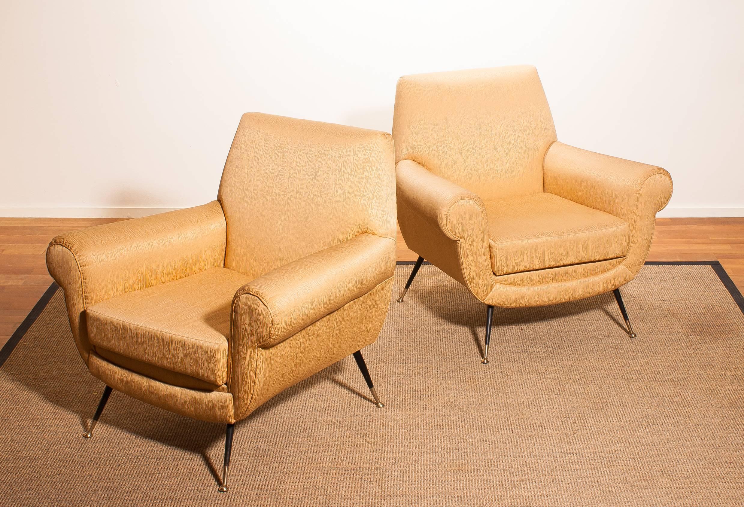 Beautiful and excellent pair of Italian midcentury lounge chairs of the 1950s. With the original brass stiletto legs and gold colored jacquard fabric (later period), all in perfect condition and with a extremely comfortable sit.
Designed by Gigi