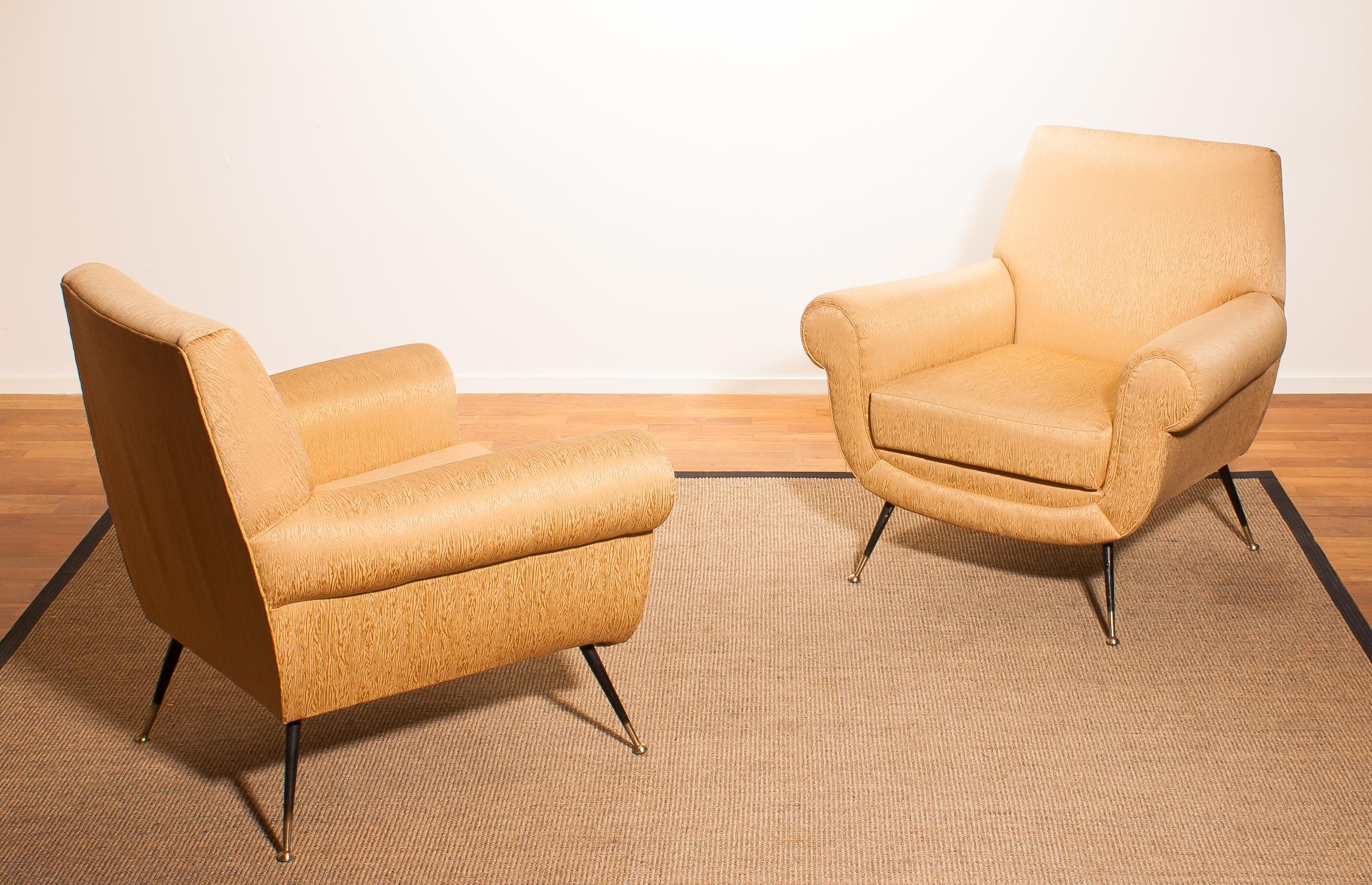 Beautiful and excellent pair of Italian midcentury lounge chairs of the 1950s. With the original brass stiletto legs and gold colored jacquard fabric (later period), all in perfect condition and with a extremely comfortable sit.
Designed by Gigi