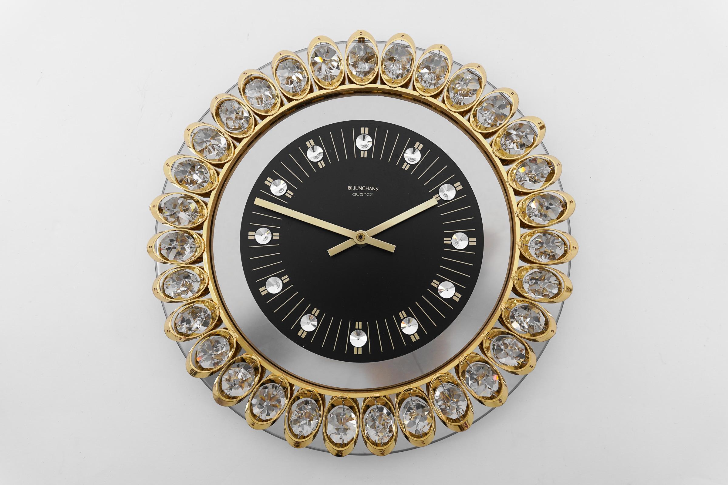 Milieu du XXe siècle Horloge murale Junghans Hollywood Regency dorée et en cristaux, Allemagne, 1970 en vente