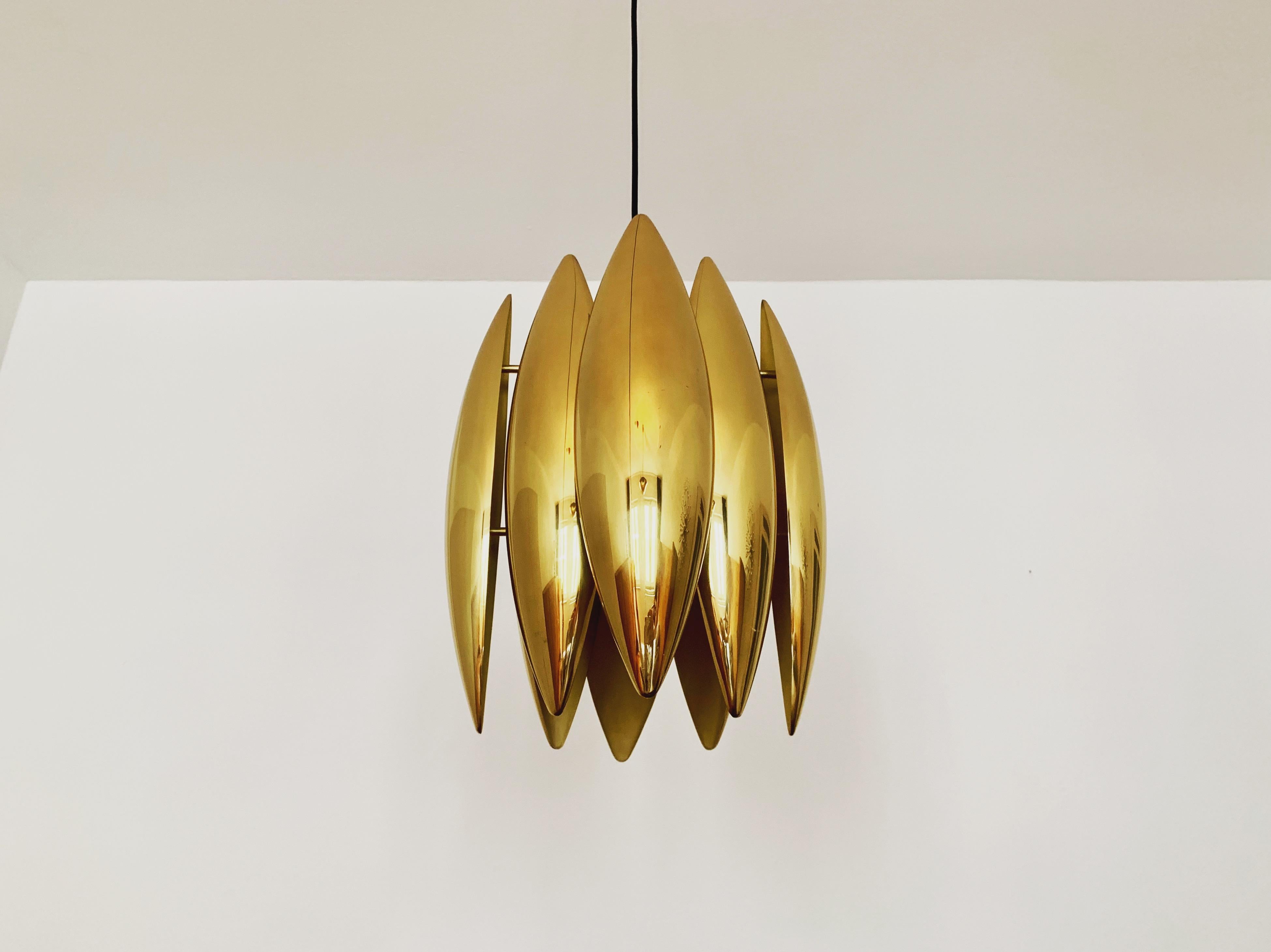 Very beautiful and impressive Kastor pendant lamp from the 1960s.
Impressively beautiful and contemporary design.
A spectacular play of light is created in the room.

Manufacturer: Fog and Morup
Design: Jo Hammerborg

Condition:

Very good