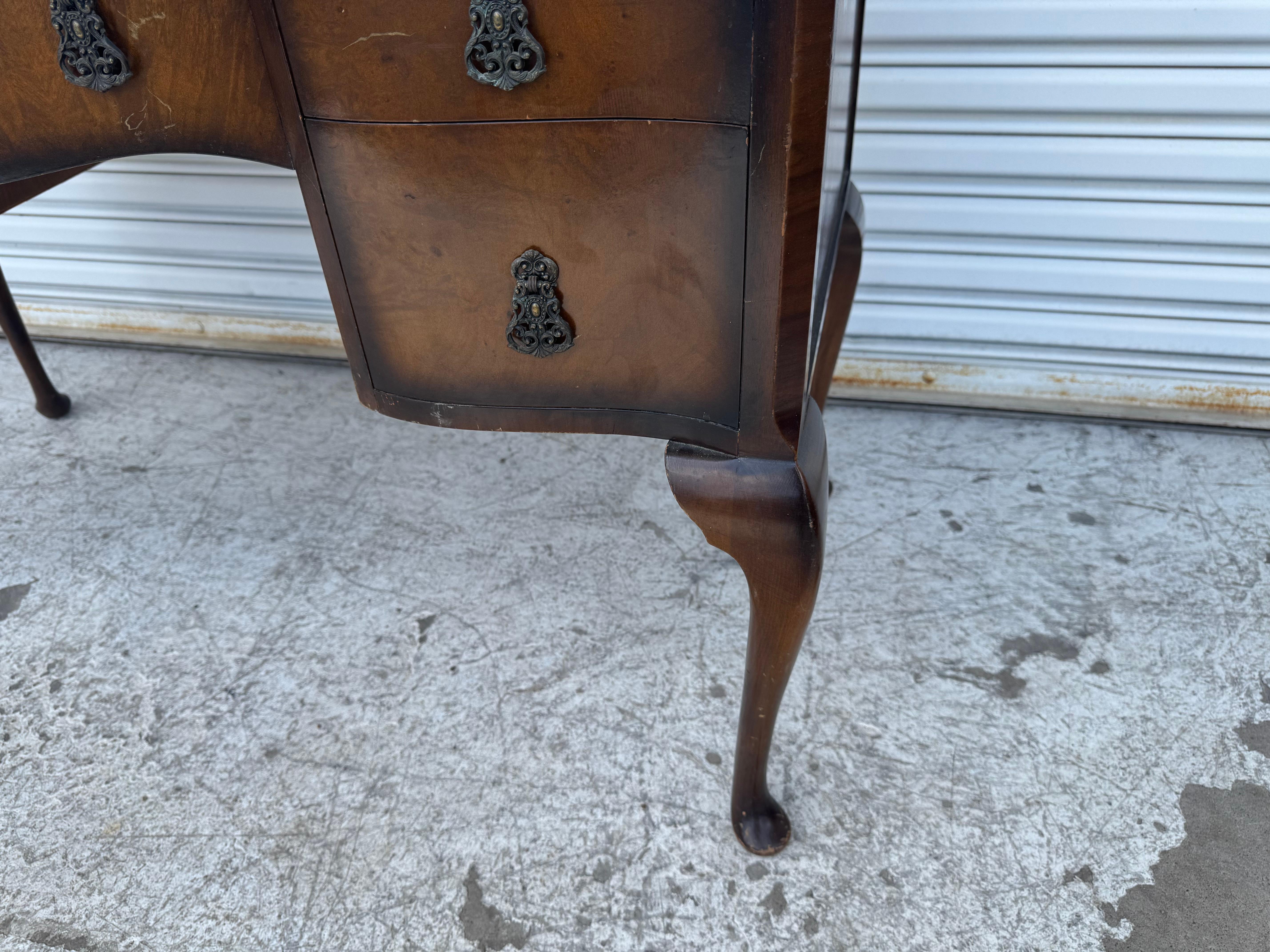 Golden Key Queen Anne Style Walnut Vanity with Triple mirror For Sale 6