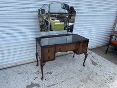 Llave Dorada Estilo Queen Anne Tocador de Nogal con Espejo Triple