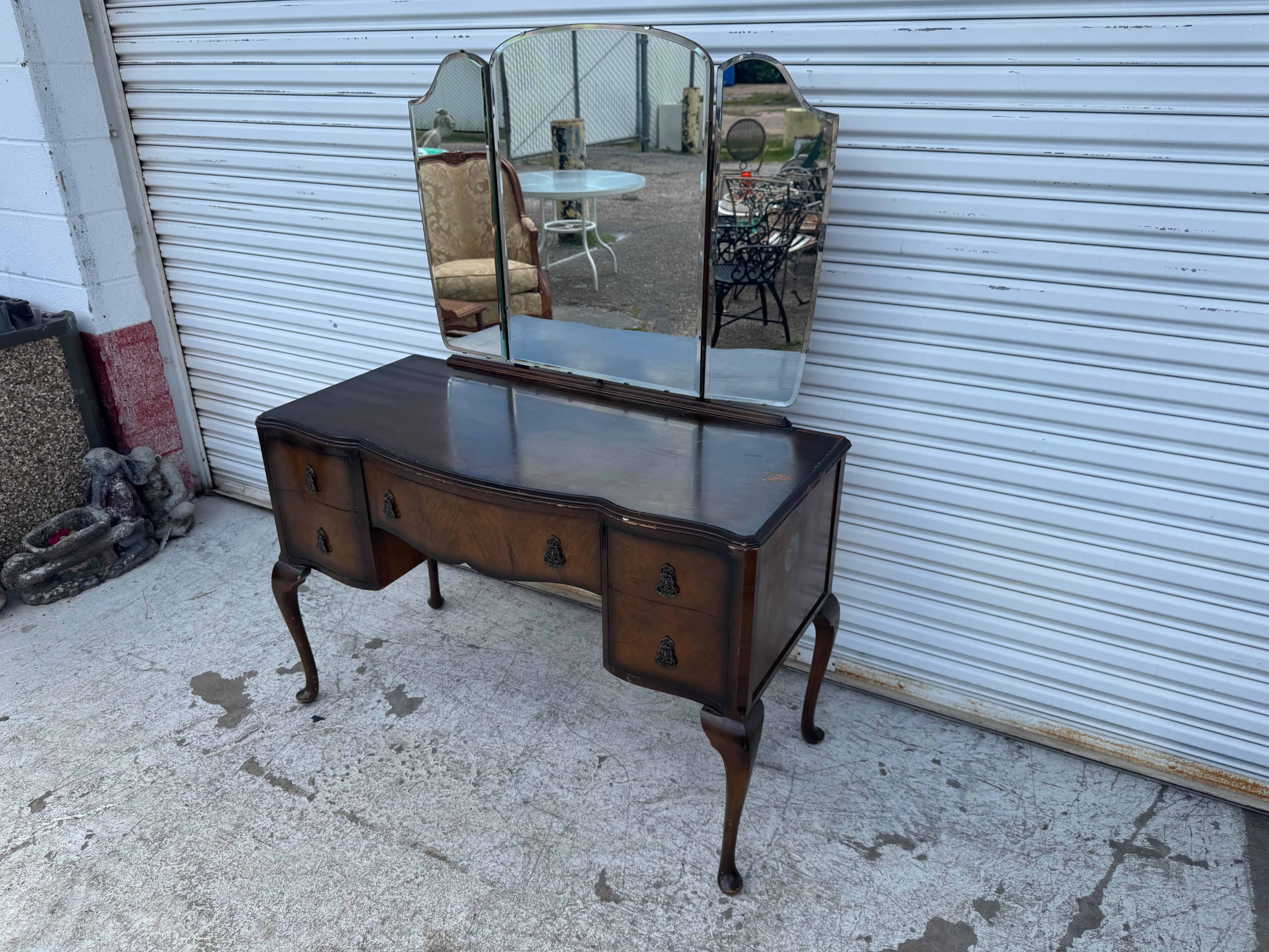 English Golden Key Queen Anne Style Walnut Vanity with Triple mirror For Sale