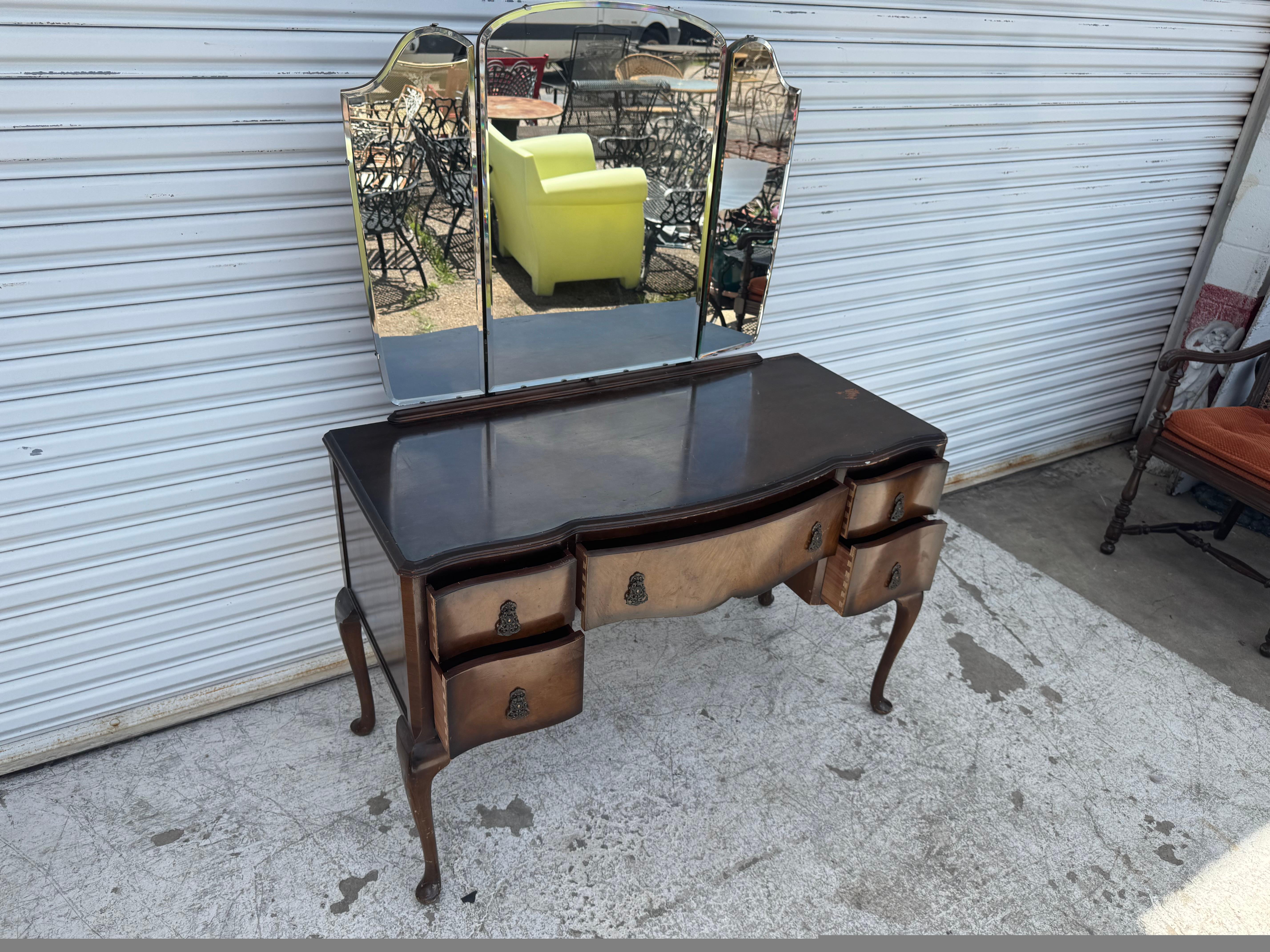 Golden Key Queen Anne Style Walnut Vanity with Triple mirror In Good Condition For Sale In Pasadena, TX