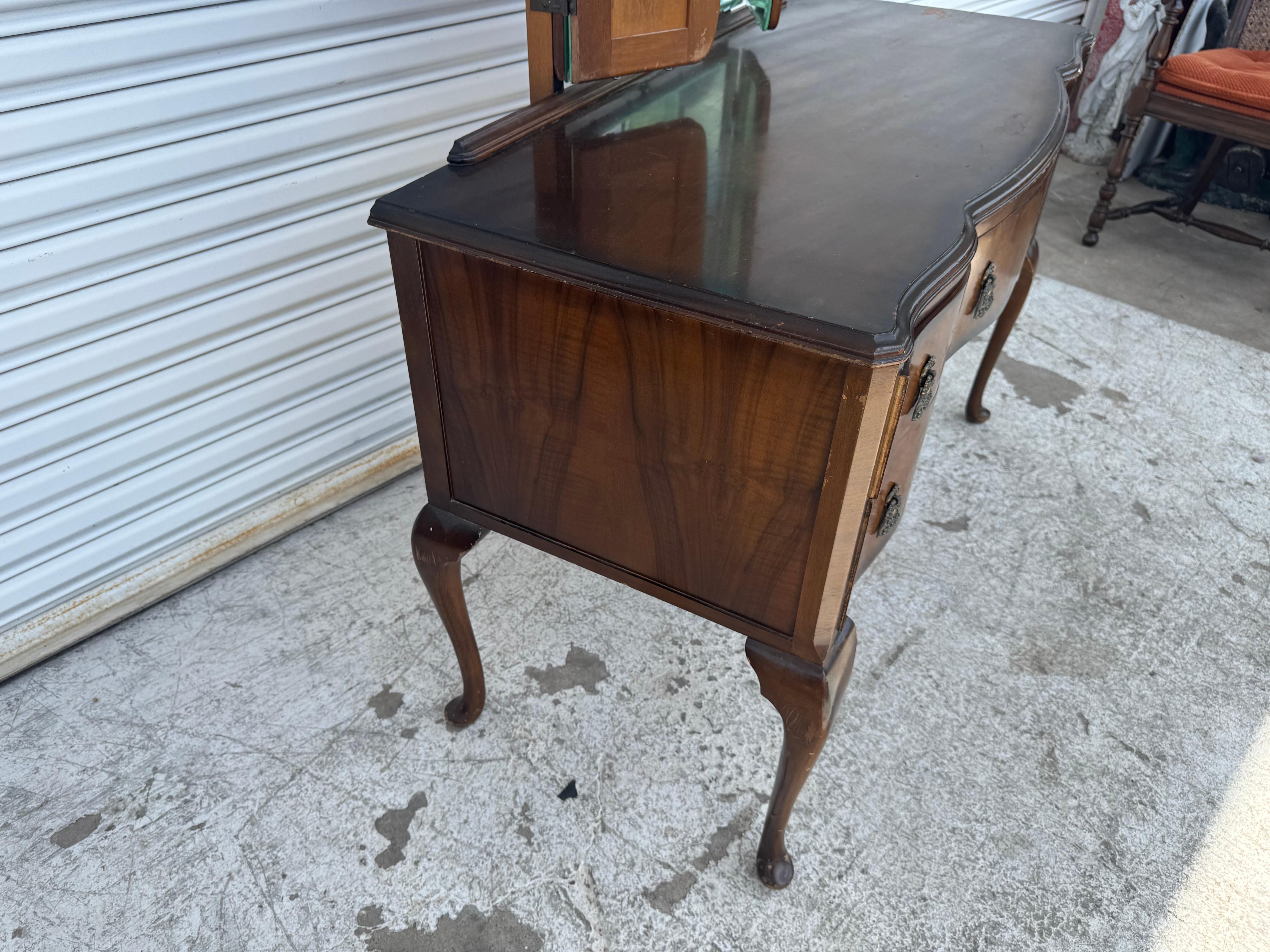 Golden Key Queen Anne Style Walnut Vanity with Triple mirror For Sale 1