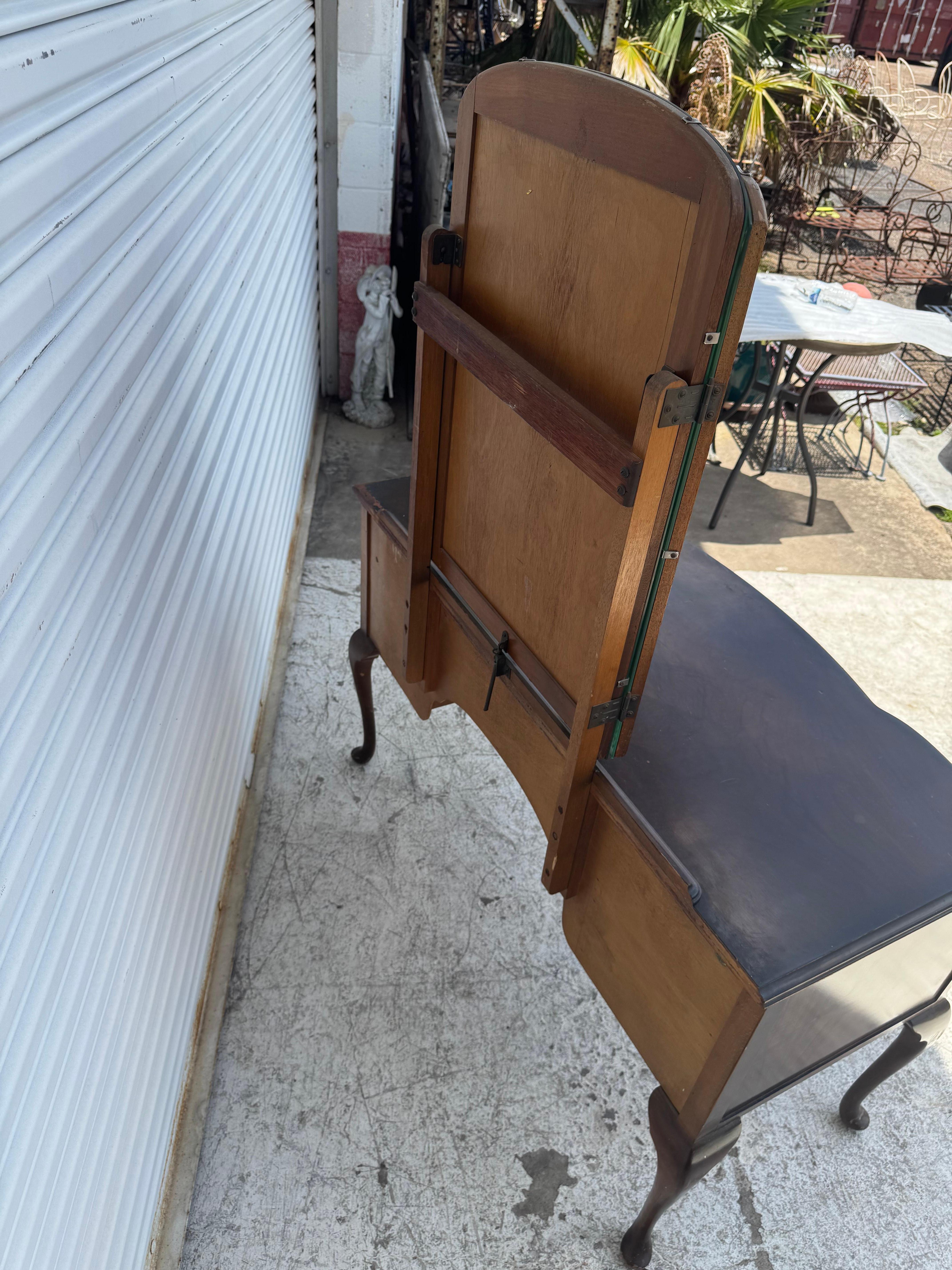 Golden Key Queen Anne Style Walnut Vanity with Triple mirror For Sale 3