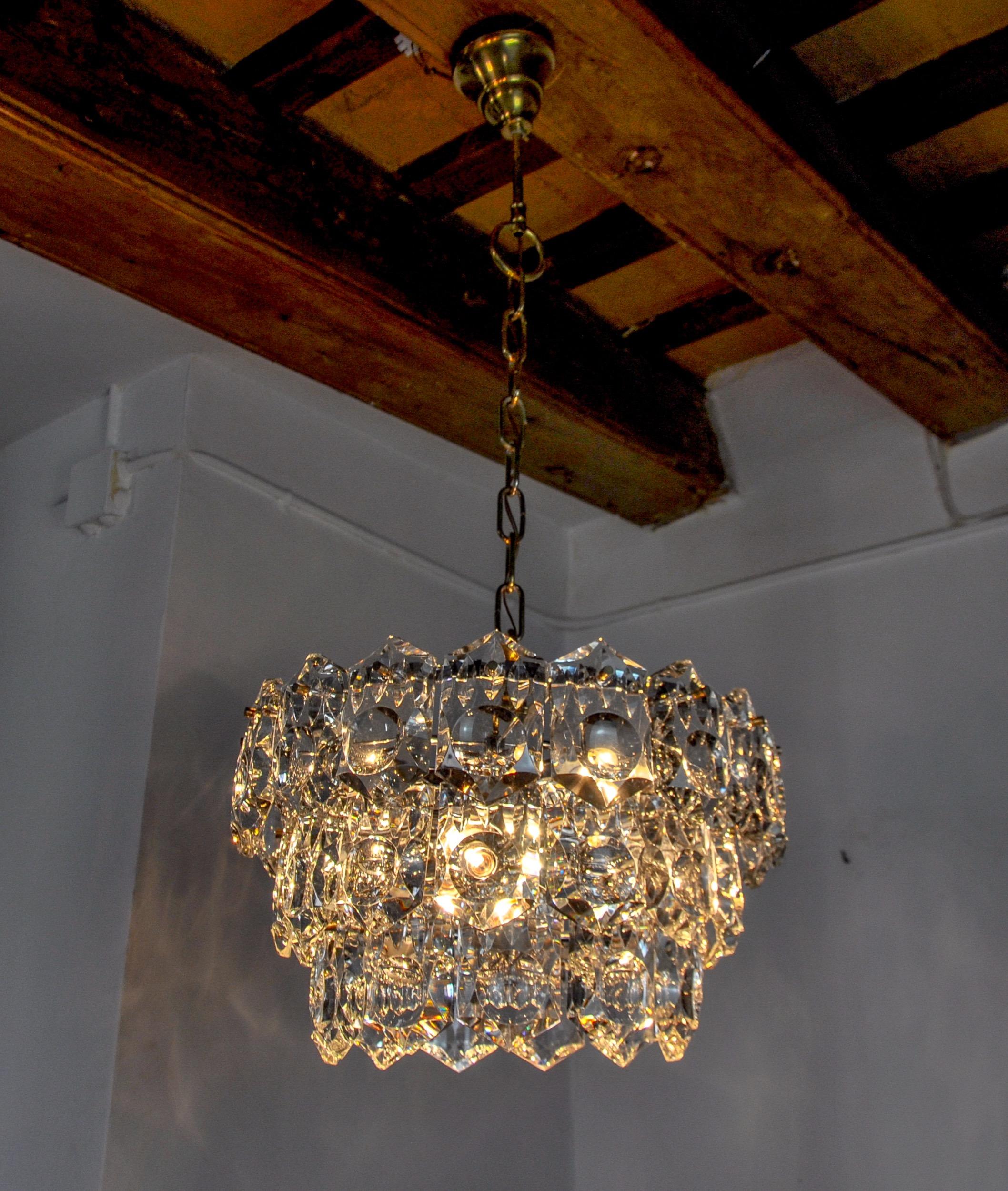 Beautiful and rare kinkeldey chandelier dating from the 70s designated and produced in germany. Composed of crystals cut with magnifying glass effect and a chromed metal structure spread over 43 levels with gold chain. This chandelier is