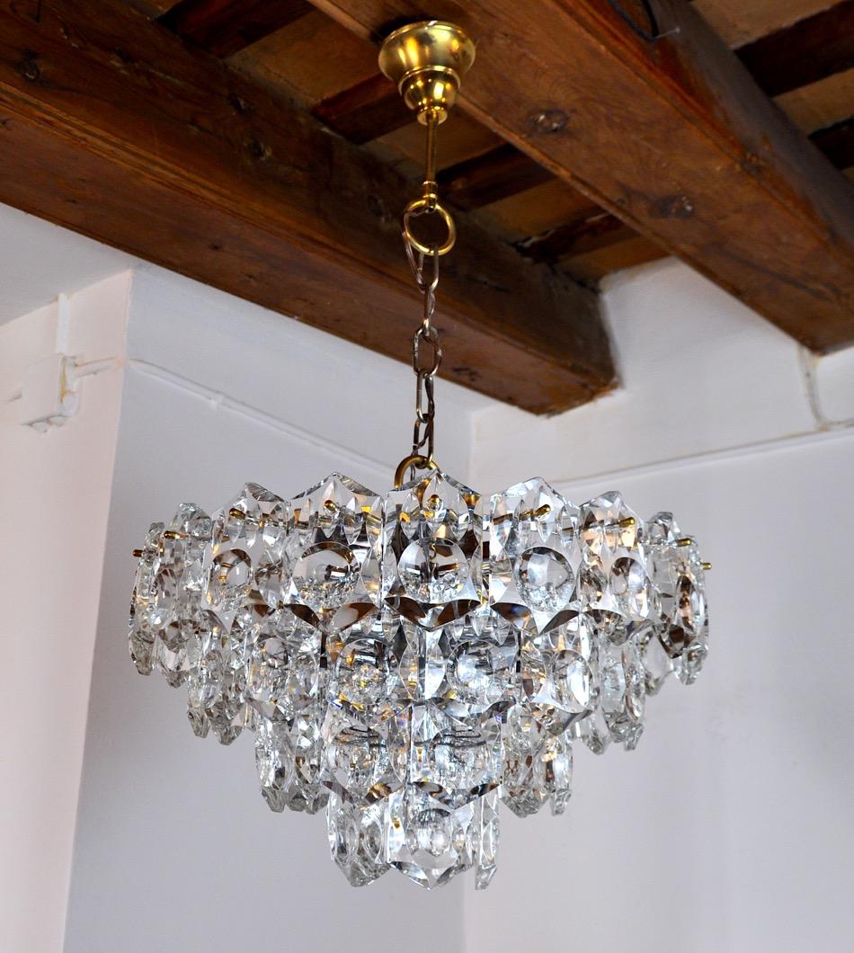 Magnificent and rare kinkeldey chandelier from the 70s designed and produced in Germany. Composed of 50 crystals cut with magnifying effect and a golden metal structure spread over 4 levels. This chandelier is spectacular. This design object will
