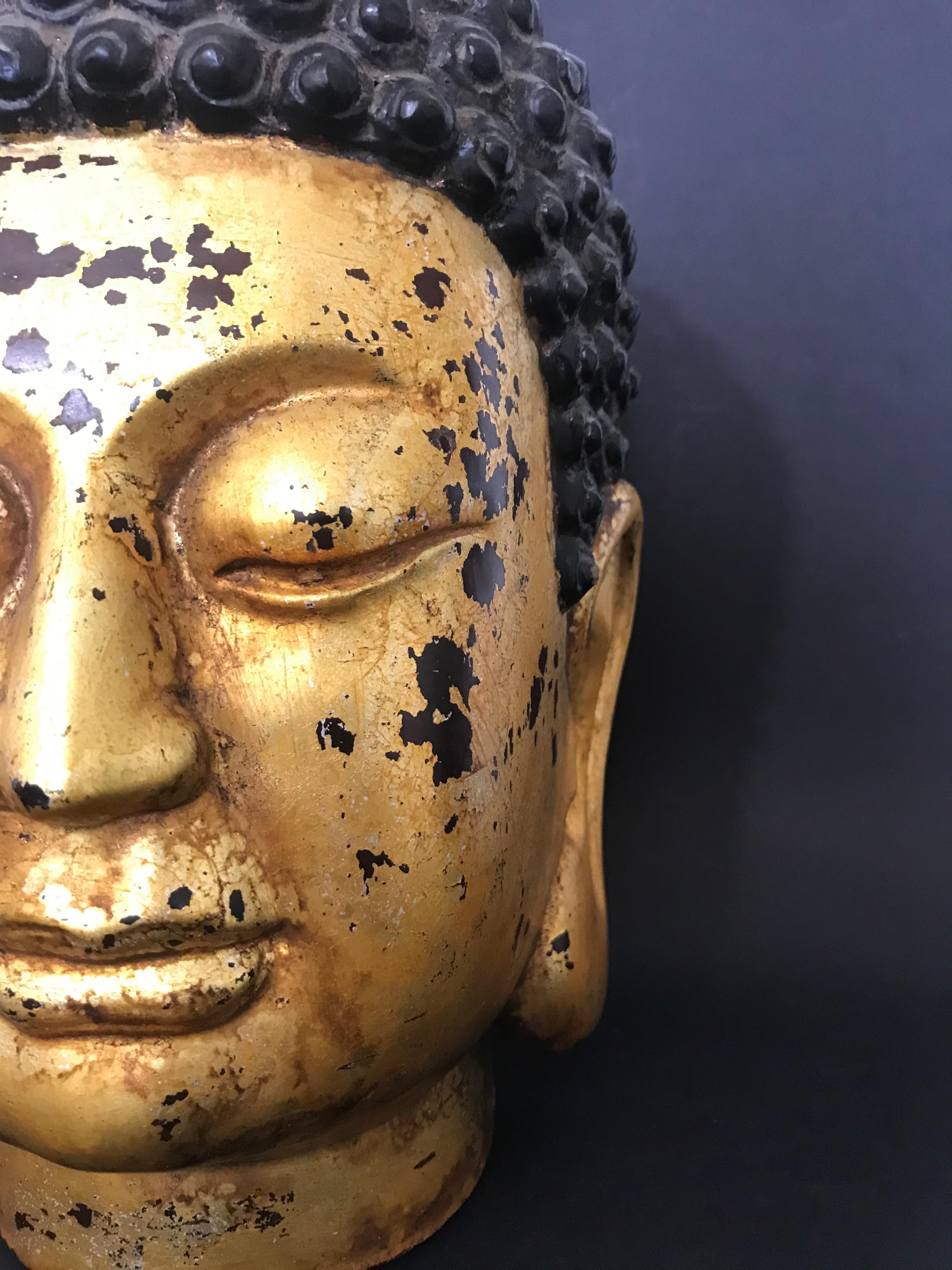 Schöner Buddha-Kopf, vergoldet und lackiert, 20. Jahrhundert. Es ist im Stil der kaiserlichen Dynastie China Ming (1368-1644) gehalten. 

China, 20. Jahrhundert.