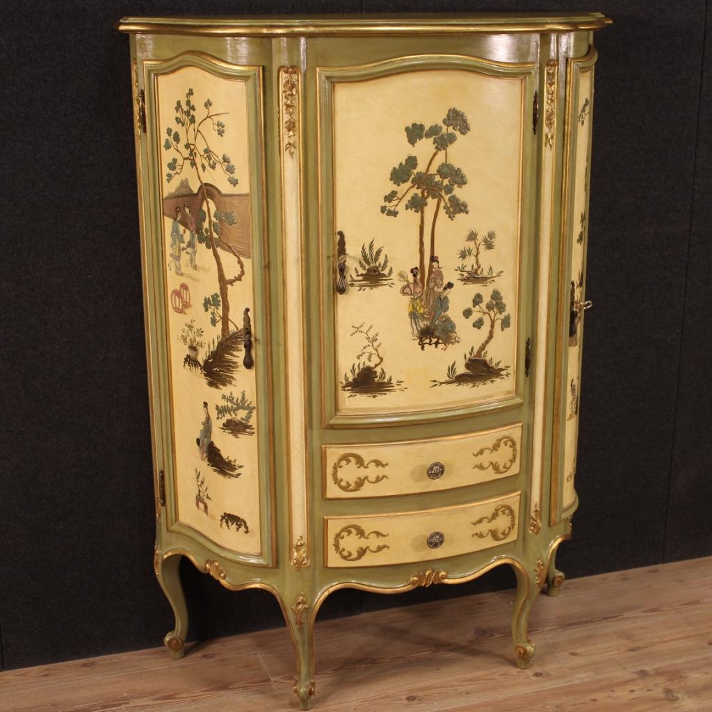 A beautiful golden, lacquered and painted venetian cupboard, 20th century

Venetian cupboard from 20th century. Moved and rounded furniture richly gilded, lacquered and painted with chinoiserie decorations of excellent quality. Cabinet equipped