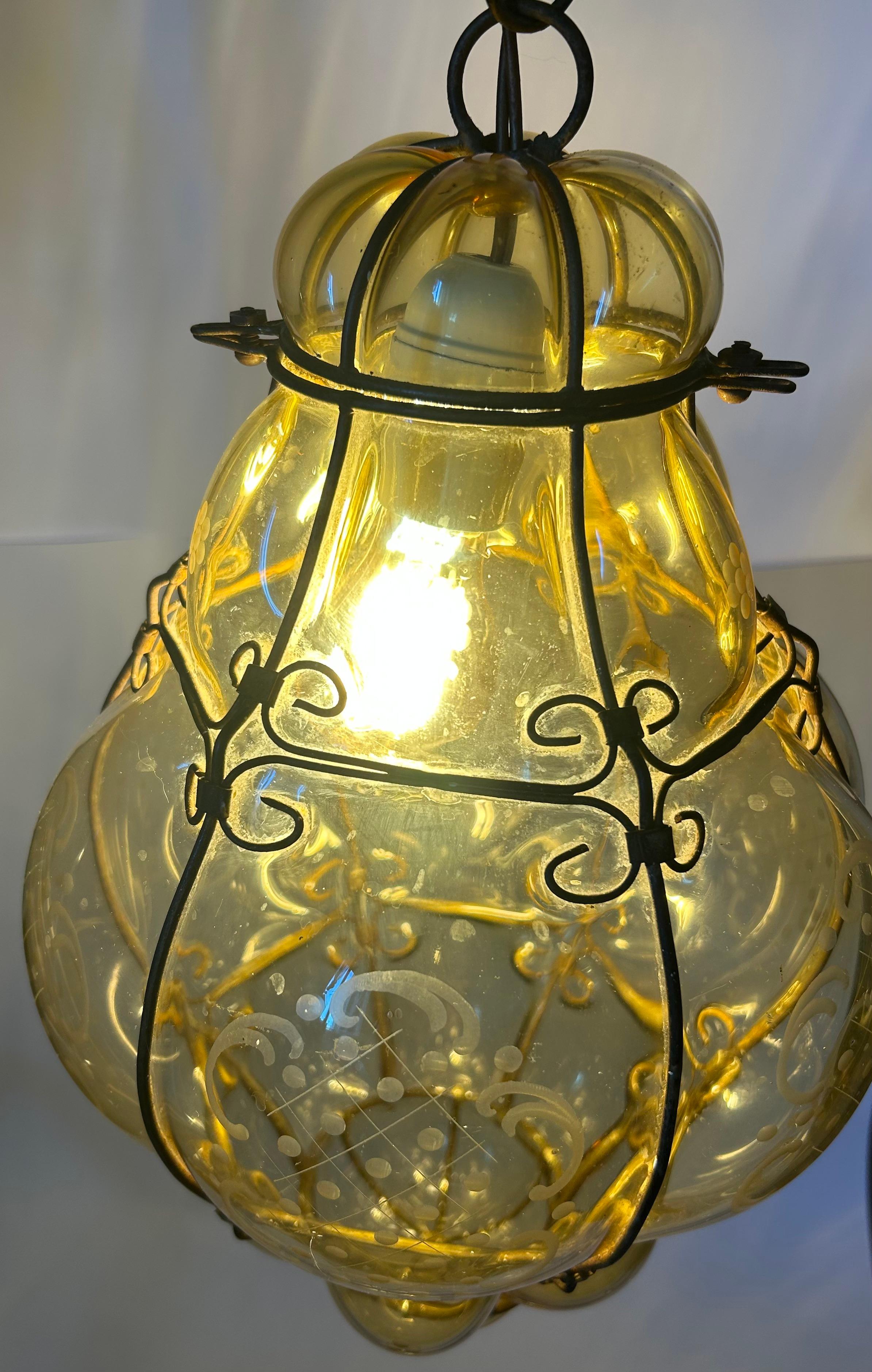 Linternas Doradas, Pareja de Elegantes Colgantes de Murano, Años 80 Metal en venta