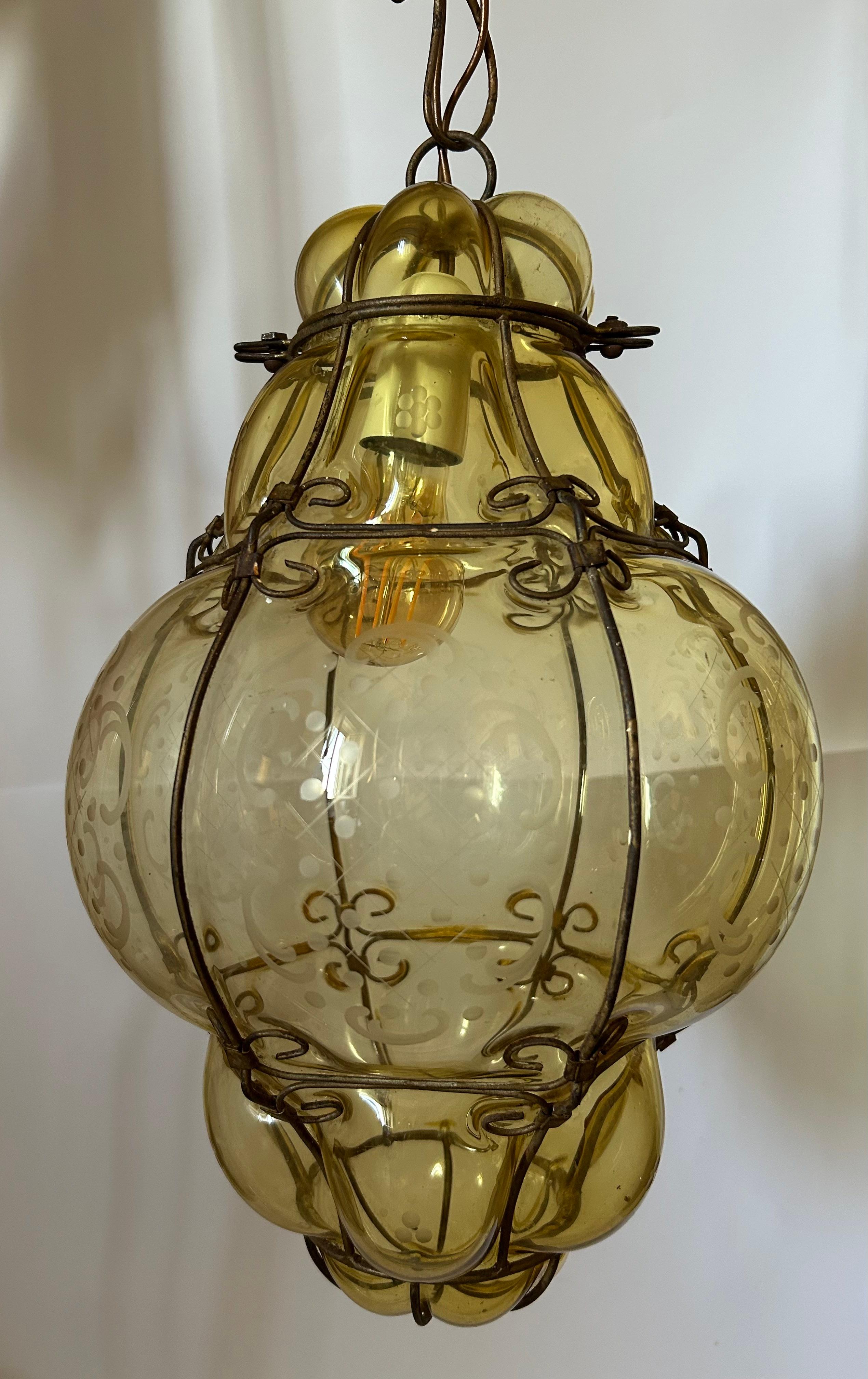 Faroles venecianos de cristal de Murano. Elegantemente decorada. La altura indicada en la sección de dimensiones incluye la cadena. La altura de la parte de cristal sólo es de 37 cm. 