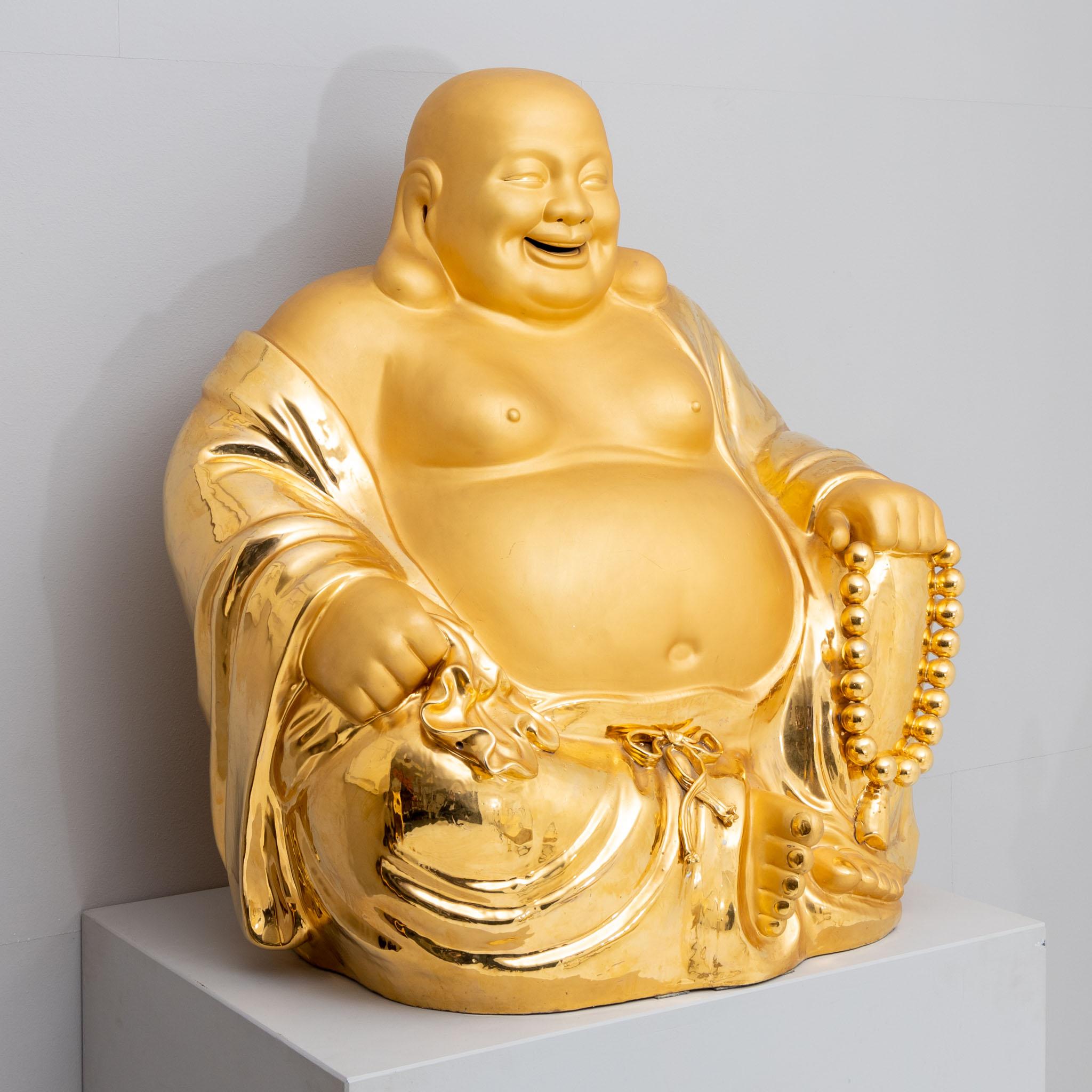 Buddha Felice molto grande in porcellana con patinatura dorata.
