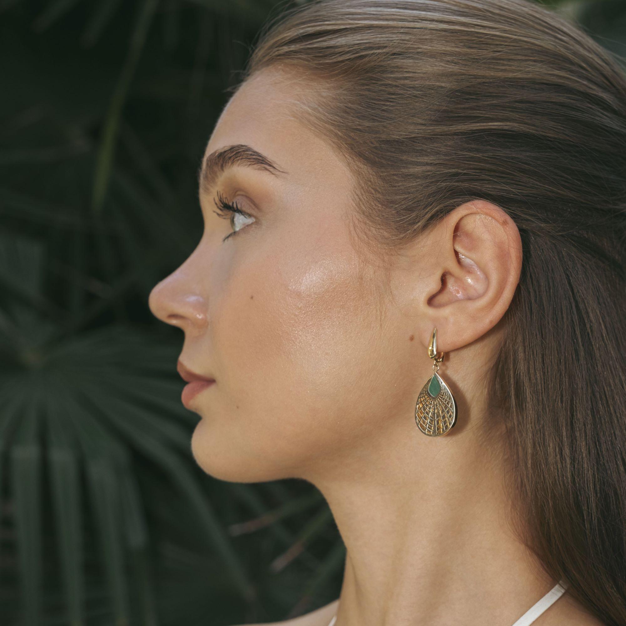 Diese Golden Leaf Drop Earrings verbinden zeitlose Eleganz mit zeitgenössischer Kunstfertigkeit und bieten einen einzigartigen Ausdruck von der Natur inspirierten Luxus. Die handgefertigten Ohrringe aus massivem 14-karätigem Gold sind mit einem