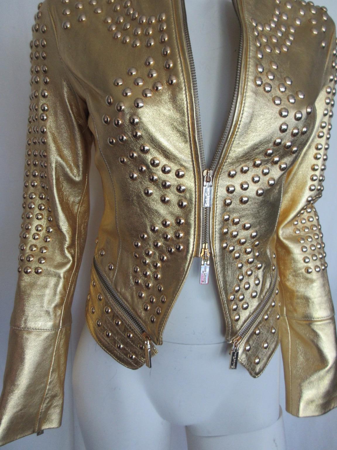 Favolosa giacca originale di colore oro 100% pelle 

Offriamo altri articoli esclusivi in pelle e pelliccia d'epoca, guarda il nostro negozio

Dettagli:
Chiusura con zip sul davanti e sulle maniche
Borchie dorate in tutto e per tutto
Completamente