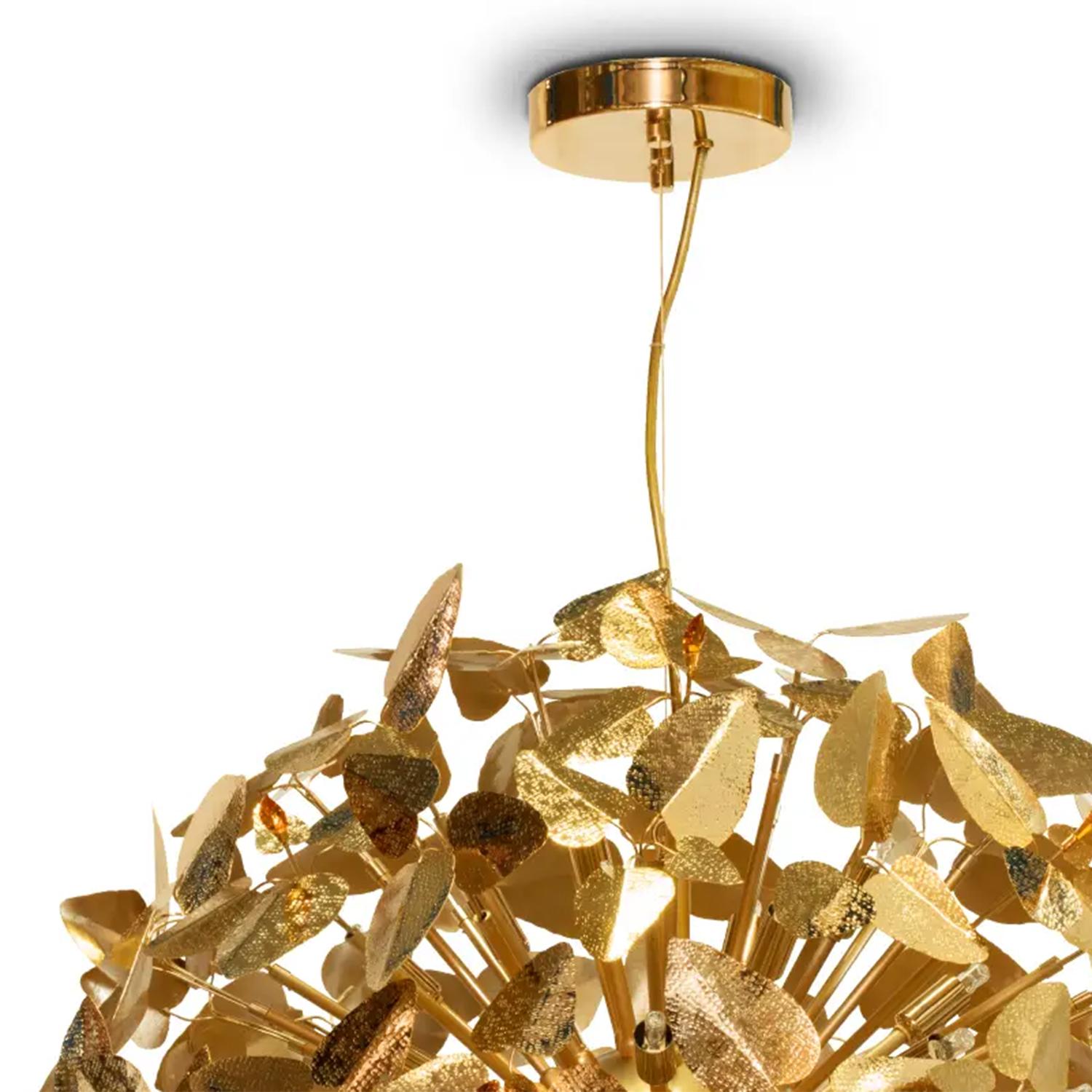 Lampadario  Foglie dorate con struttura centrale in ottone massiccio lucido
e con foglie in ottone con finitura martellata. Con cristalli decorativi a 
all'estremità di aste di ottone. Lampadario con 6 lampadine, portalampada di tipo G9 alogeno,
40
