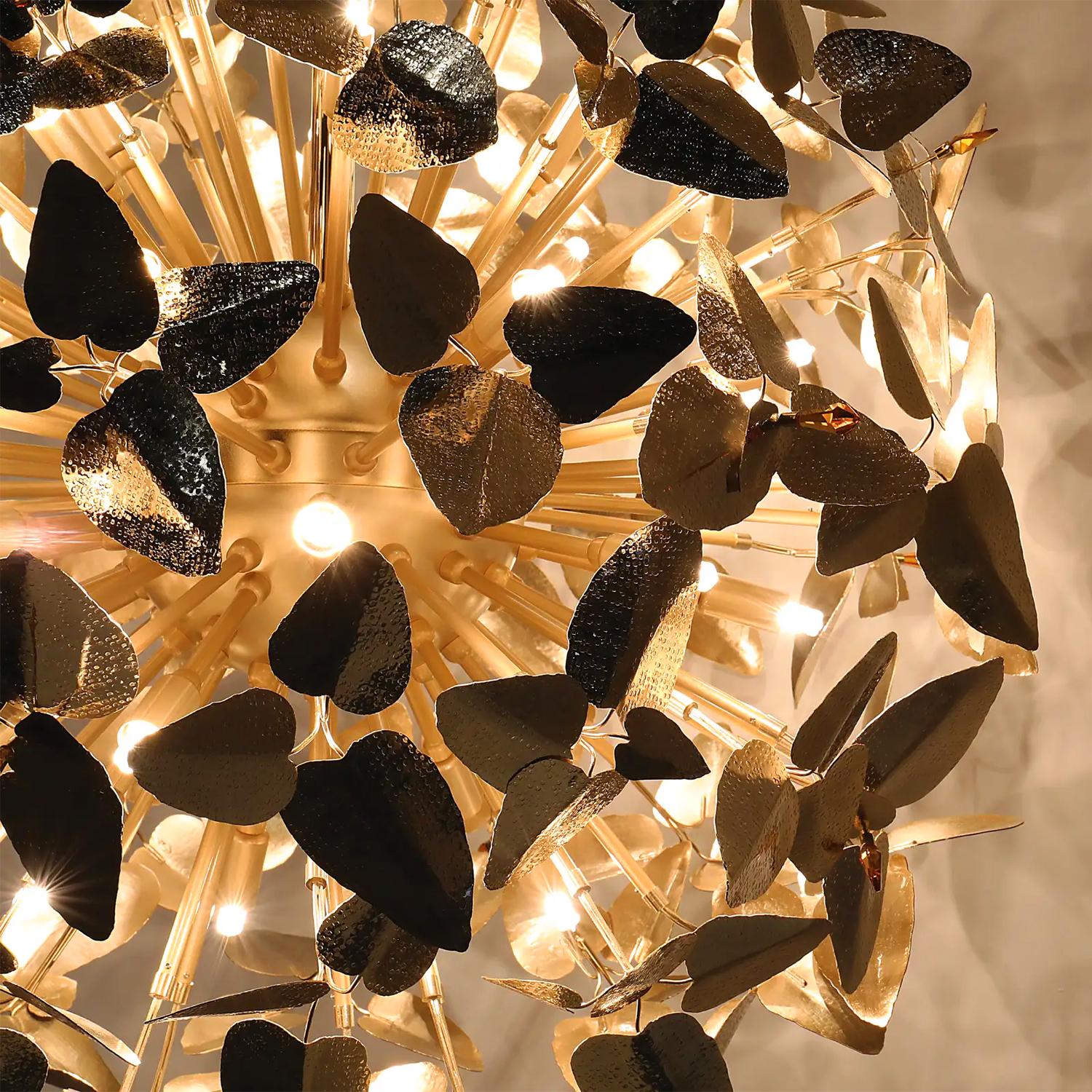 Ottone Lampadario con foglie d'oro in vendita