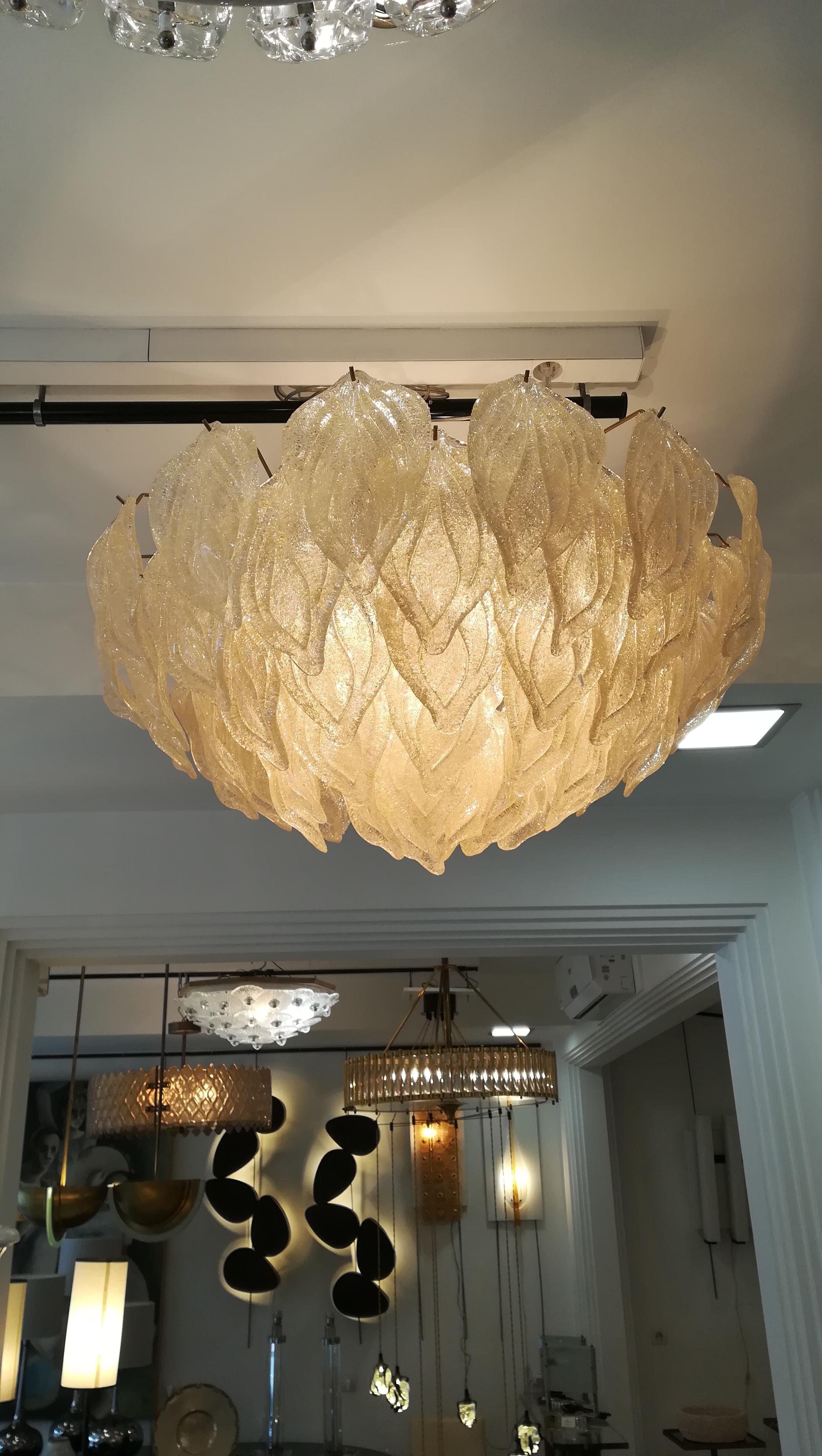 Golden leaves Murano glass pendant (60 leaves), ceiling light / pendant.
Measures: Basket: H 55cm, Dm 85cm.
(adjustable height, can be increased with the chain).