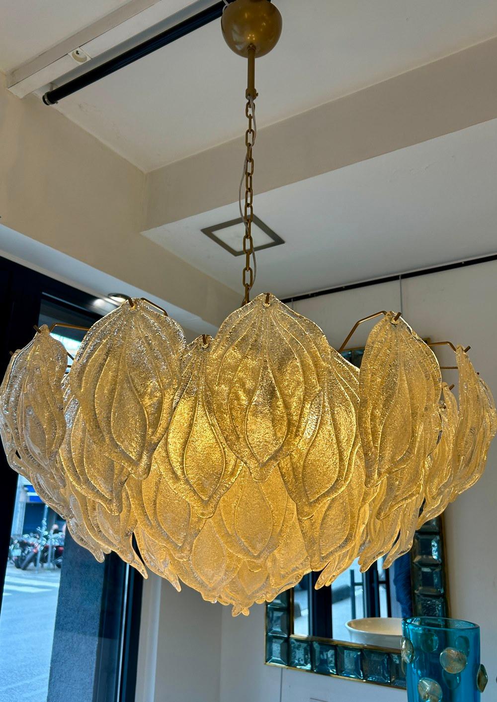 Pendente in vetro di Murano a foglie d'oro (60 foglie), plafoniera / sospensione.
Misure: Cesto: H. H. 55 cm, P. M. 85 cm.
(altezza regolabile, può essere aumentata con la catena).