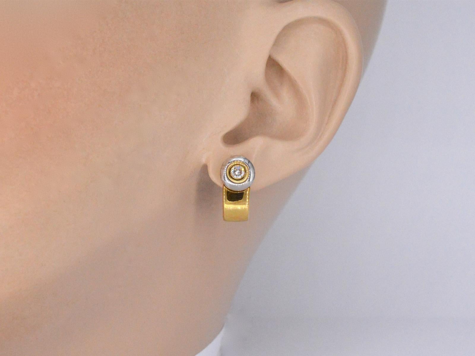Un paio di squisiti orecchini Lechic impreziositi da diamanti naturali per un totale di 0,60 carati. Questi diamanti, realizzati con un taglio brillante, presentano una notevole gamma di colori D-E e una purezza VVS, con una classificazione di