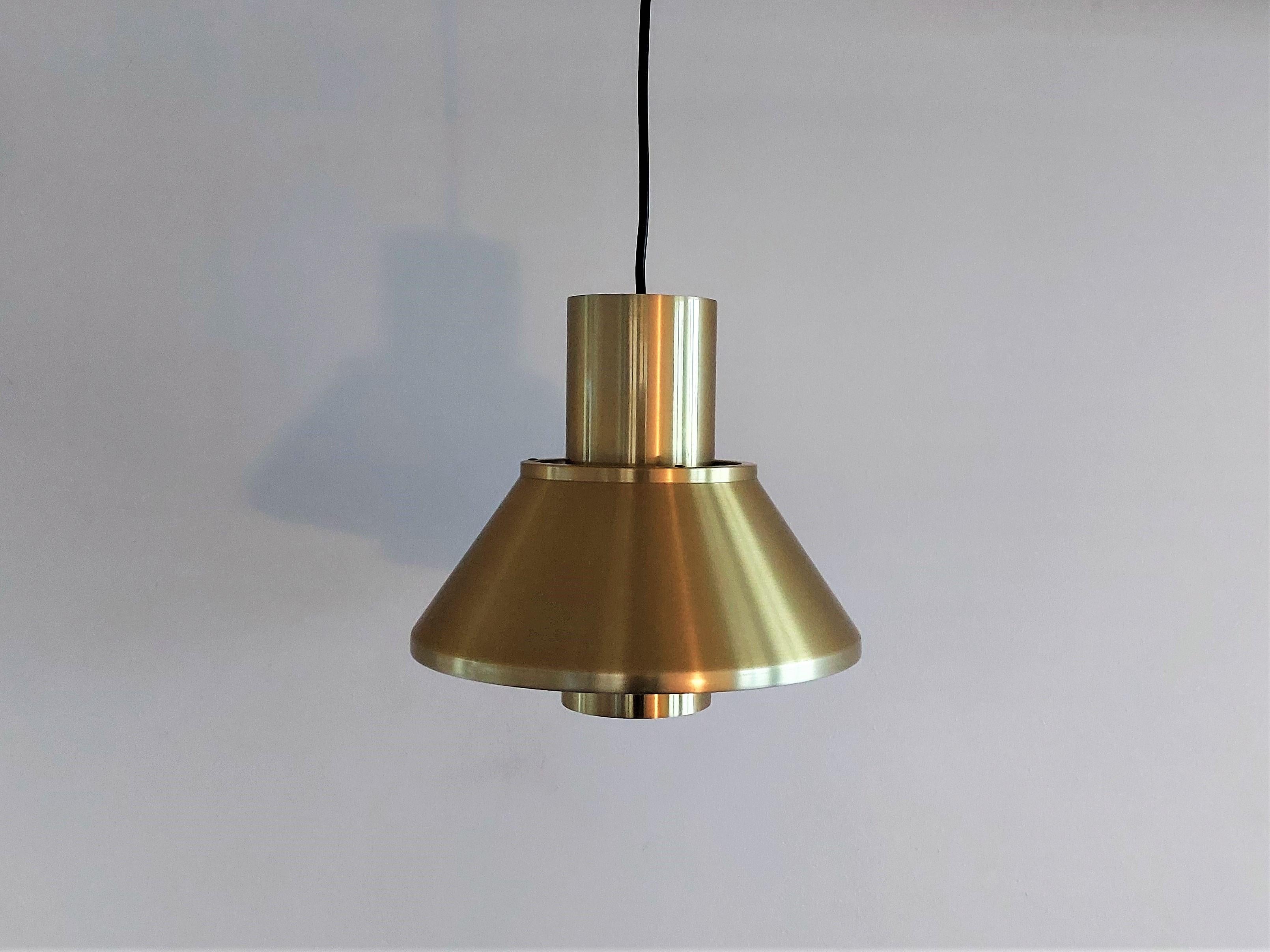 The 'Life' pendant lamp is a beautiful medium sized pendant lamp that gives a direct light and also warm illumination of the room. It has a aluminium shade with a gold colored coating. The inside of the lamp is white. We very 3 of these lamps
