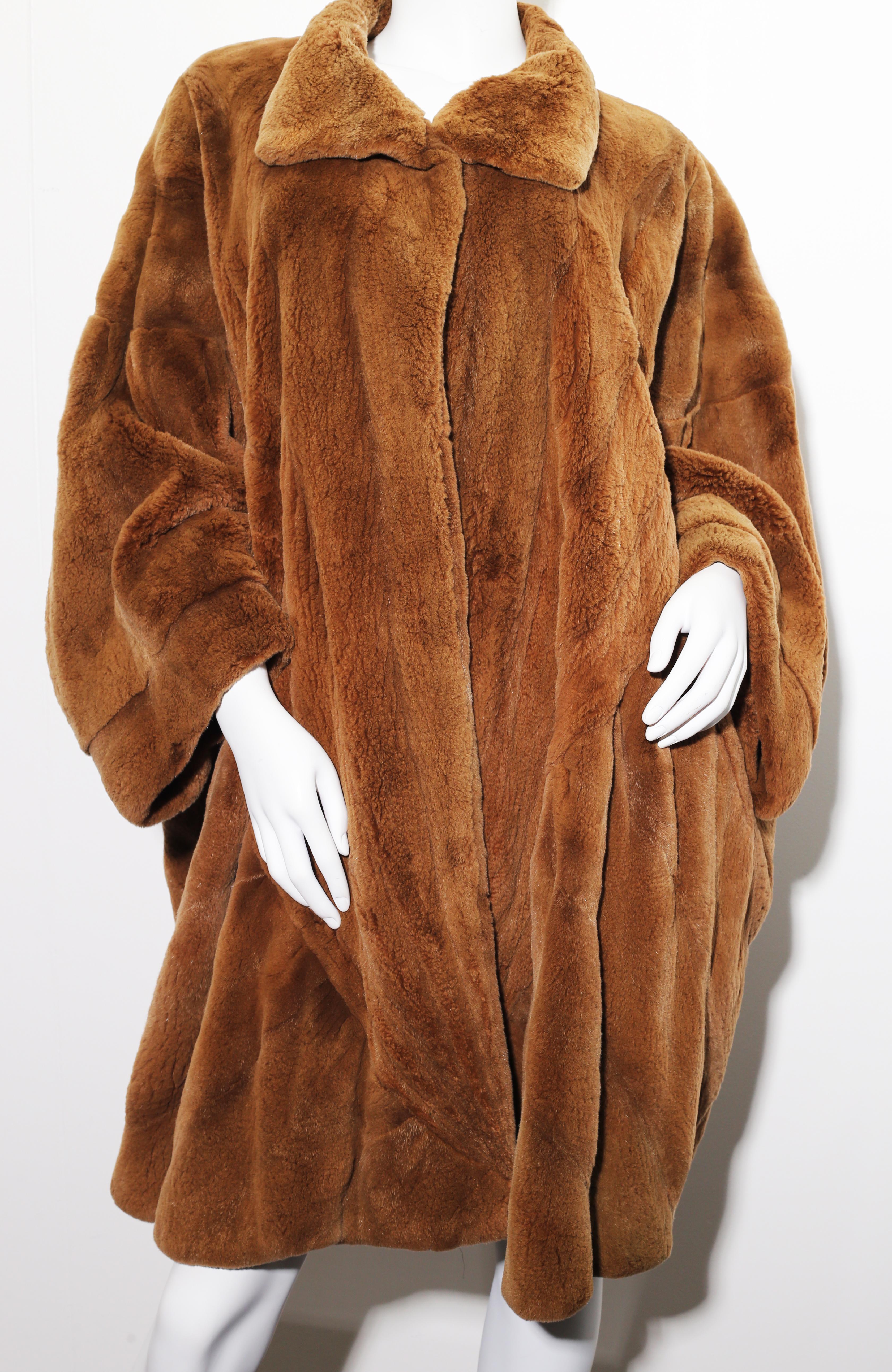 Elena Benarroch Golden sheared mink cape coat, lightweight and versatile, very hugglable

Crafted in Sapin by Fur expert Elena Benarroch Falling to the knees high and elegantly finished with a soft silk interior lining with paisley pattern, 
the