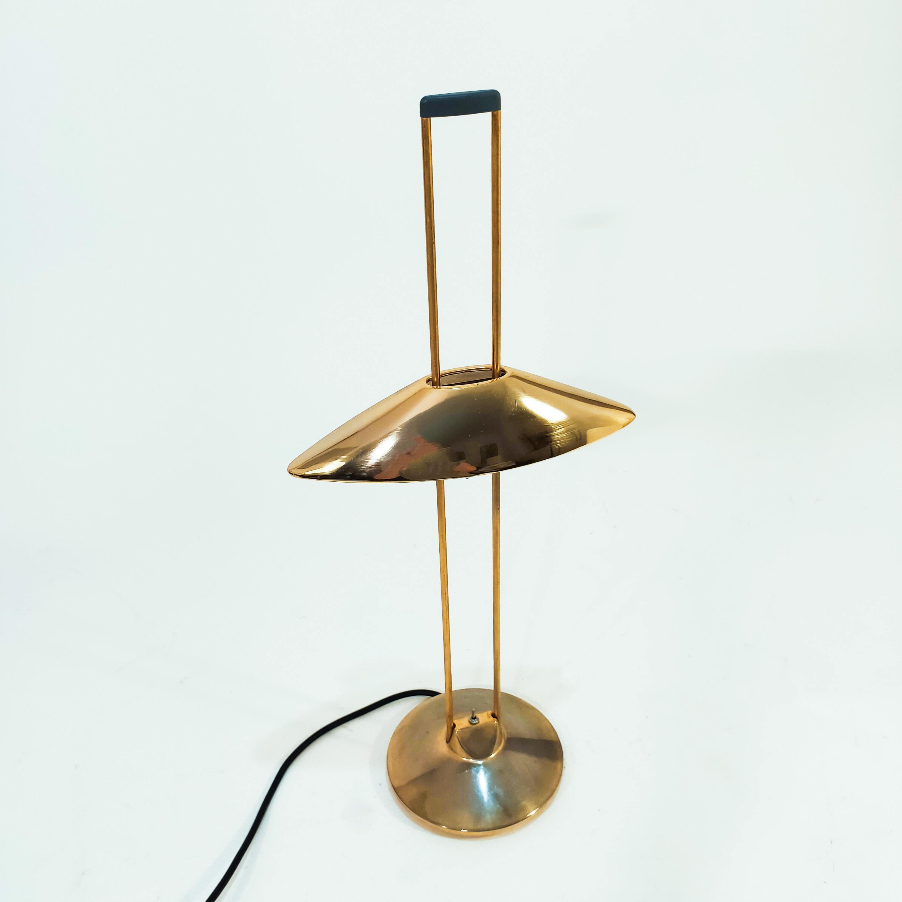 Post-Modern and Hollywood Regency style table lamp designed by Jorge Pensi for the Spanish brand B-Lux, 1980s. Made of polished injected aluminum, and chrome plated in gold. The shade, where two halogen bulbs are housed, is solid and is adjustable